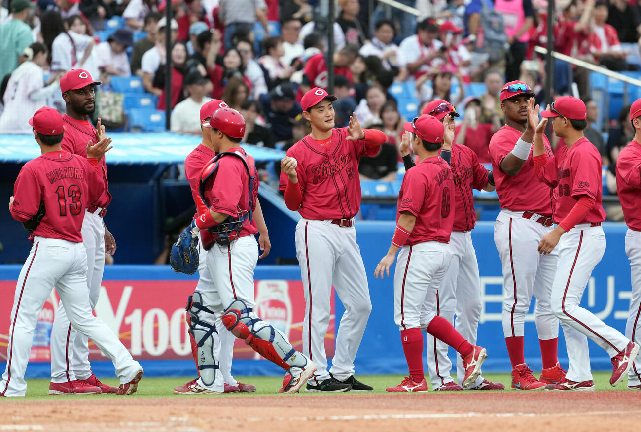 ヤクルト対広島　今季6勝目を飾りナインとハイタッチをする広島岡本駿（中央）（撮影・たえ見朱実）