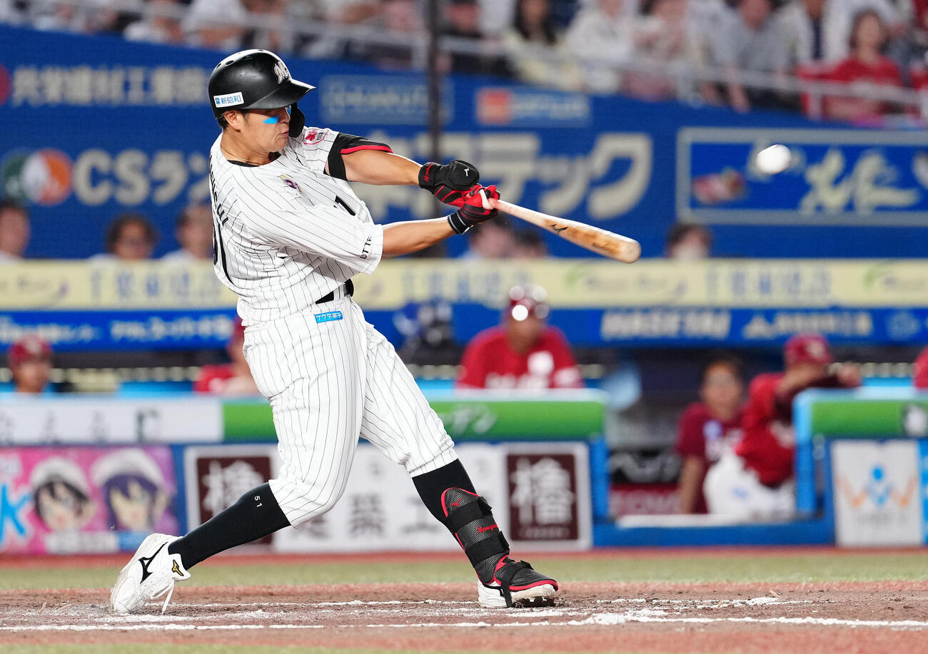 ロッテ対楽天　8回裏ロッテ無死一塁、2点本塁打を放つ山口航輝（撮影・鈴木みどり）