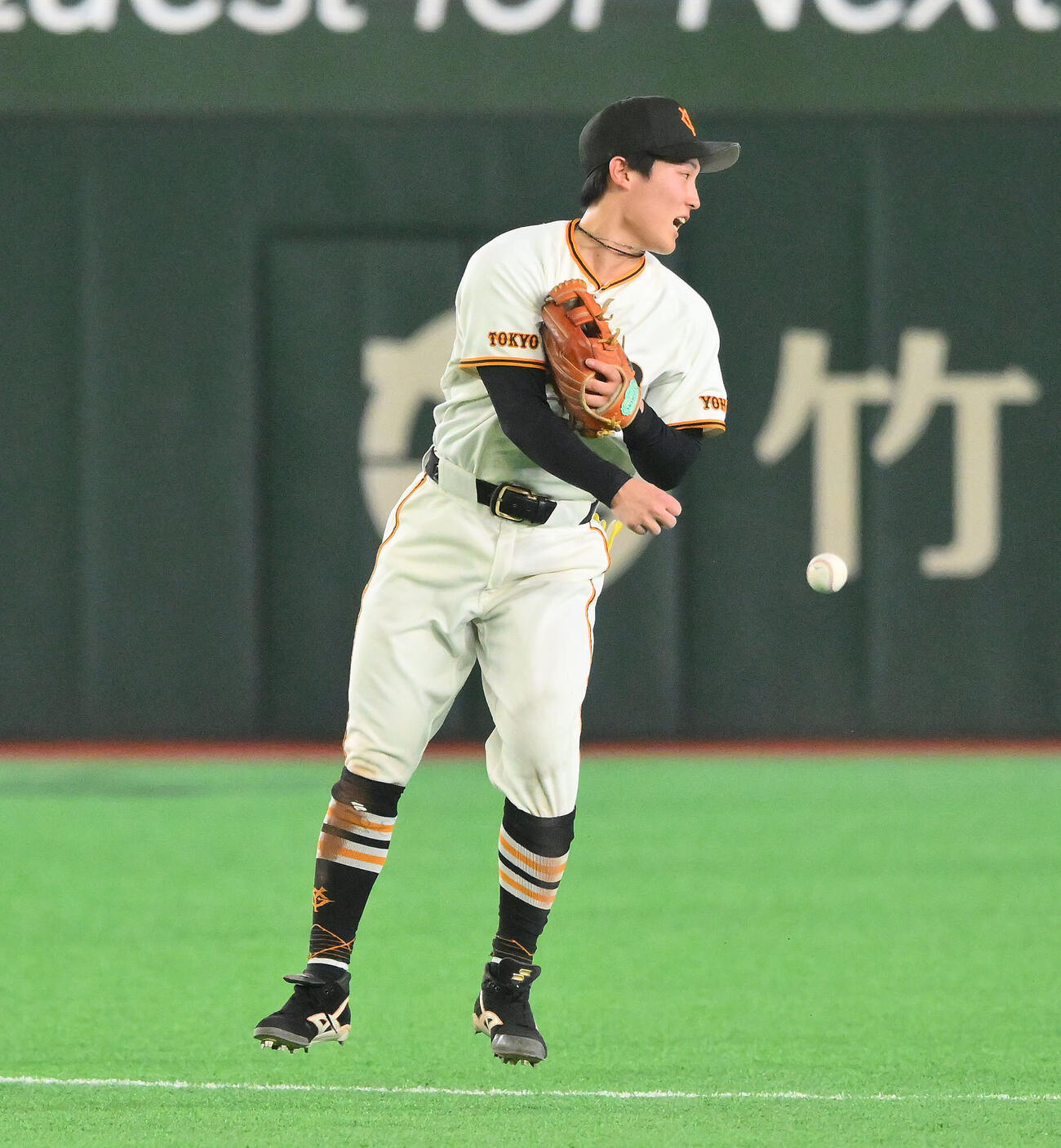 巨人対中日　8回表中日無死、二塁手浦田俊輔は岡林勇希の打球を落とす（撮影・滝沢徹郎）