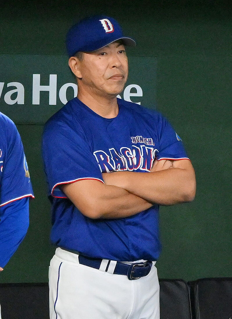 巨人対中日　戦況を見守る中日井上一樹監督（撮影・滝沢徹郎）