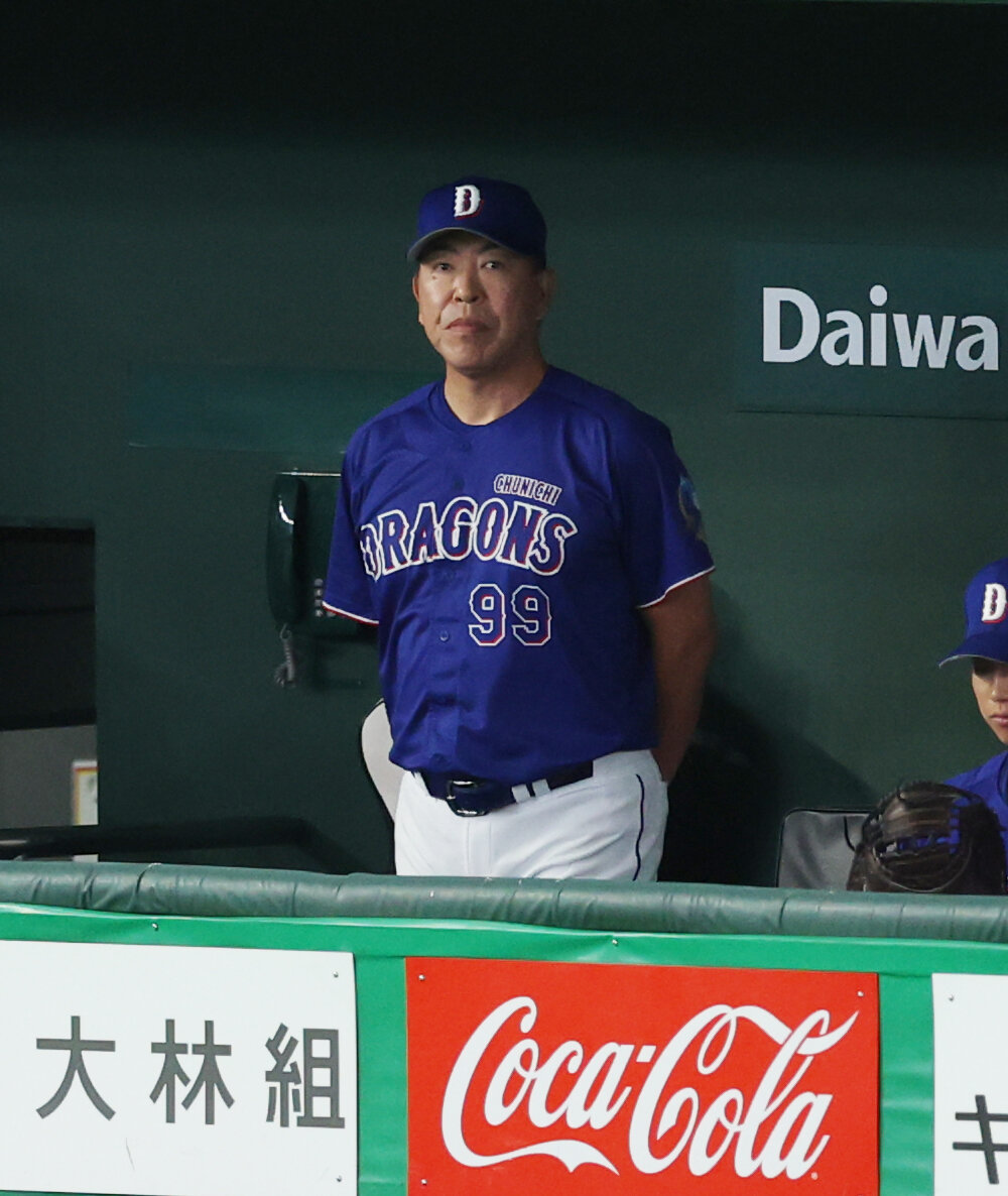 巨人対中日　戦況を見守る中日井上一樹監督（撮影・増田悦実）