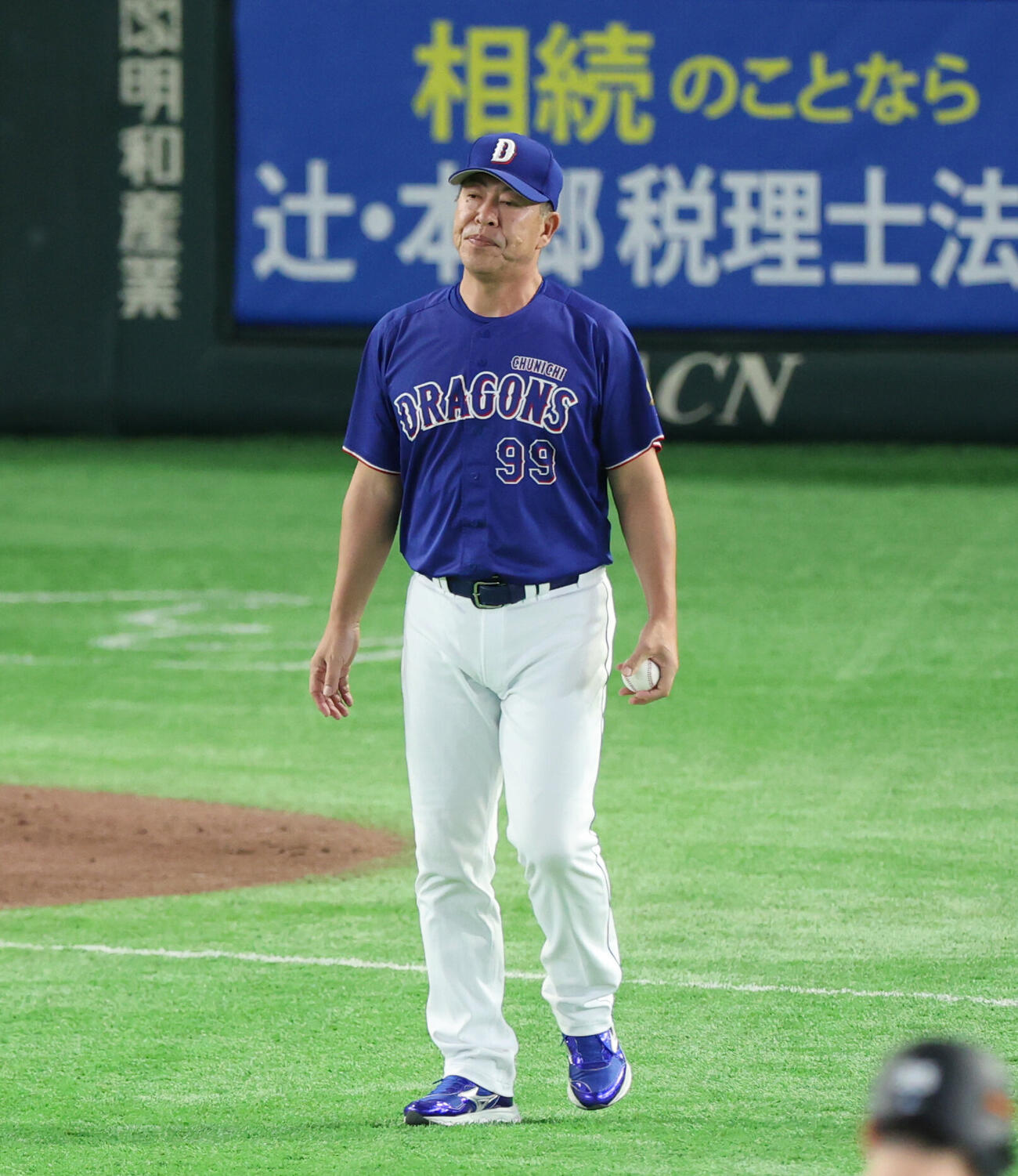 巨人対中日　6回裏巨人2死二塁、交代を告げにマウンドに向かう井上一樹監督（撮影・増田悦実）