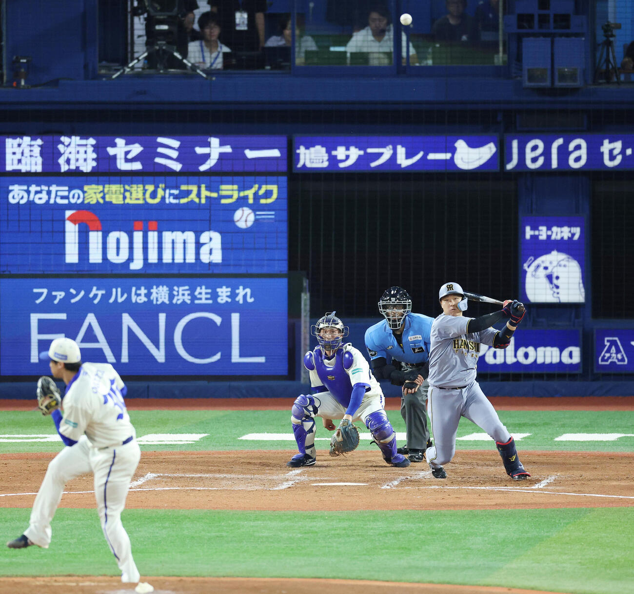 DeNA対阪神　3回表阪神2死一、二塁、適時打を放つ大山悠輔。投手尾形崇斗（撮影・宮地輝）