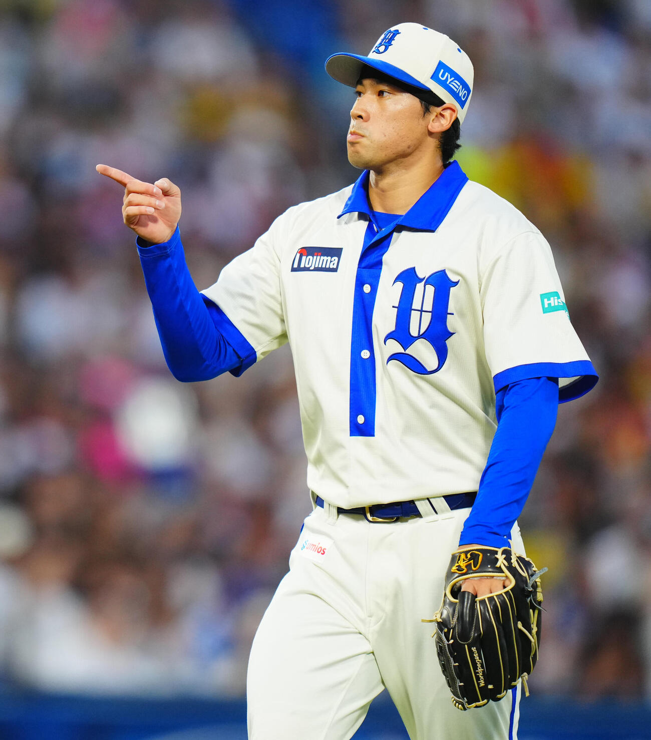 DeNA対阪神　1回表阪神2死一、三塁、大山悠輔を見逃しの三振に仕留め松尾汐恩を指さすDeNA先発の尾形崇斗（撮影・垰建太）