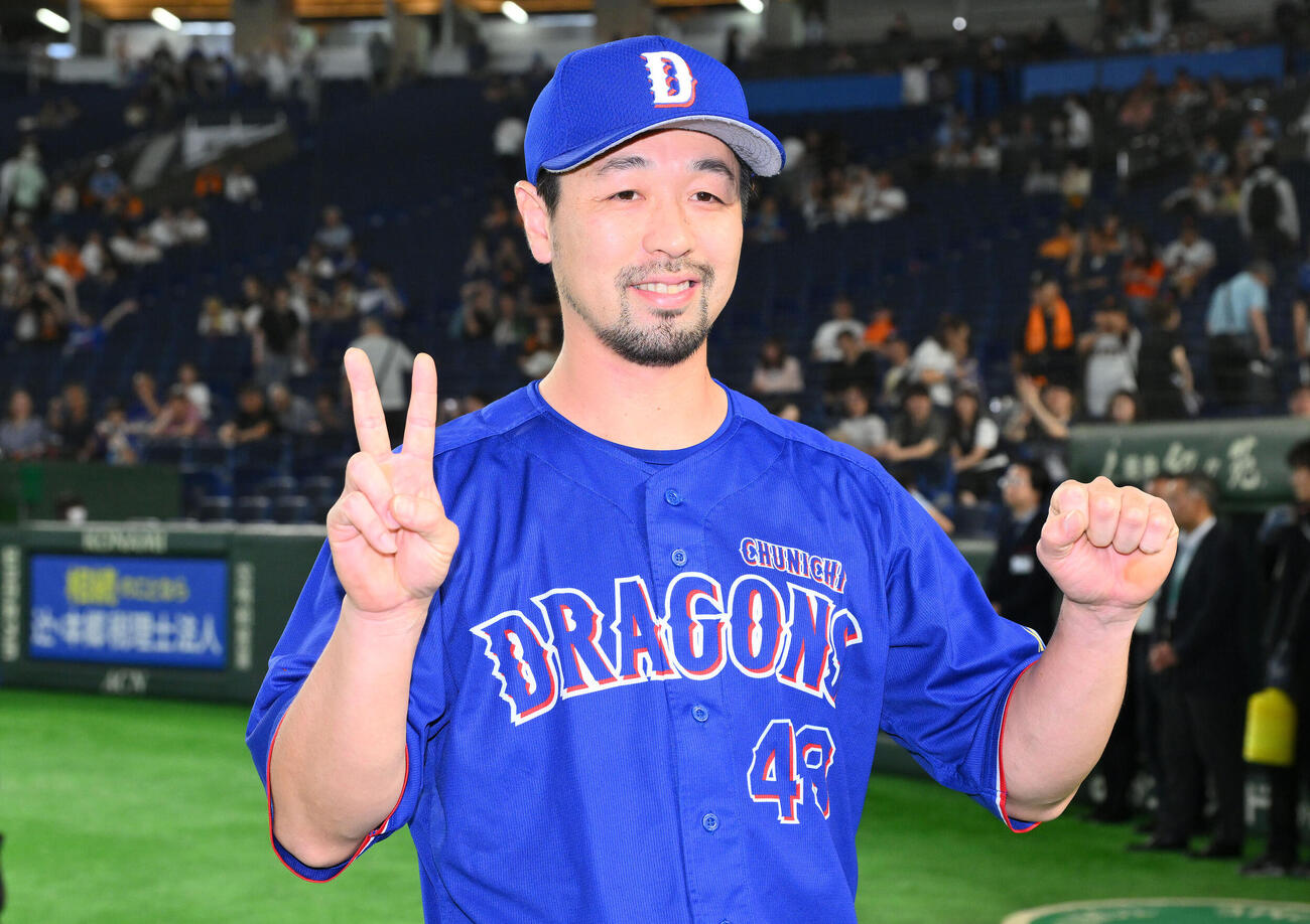 巨人対中日　ヒーローインタビューを終え記念撮影する中日阿部寿樹（撮影・滝沢徹郎）