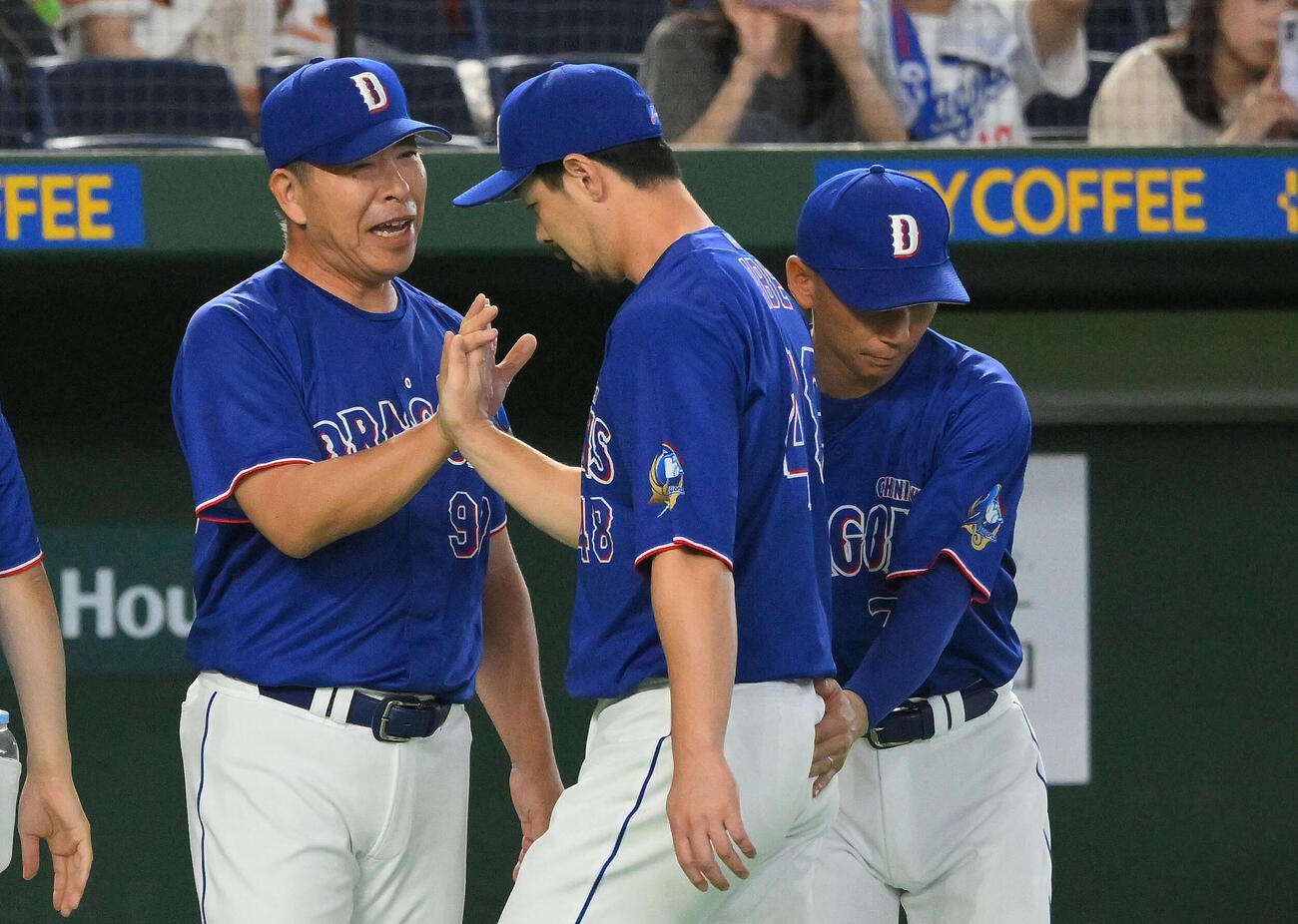巨人対中日　試合後、中日井上一樹監督（左）は阿部寿樹（中央）とタッチを交わす（撮影・滝沢徹郎）