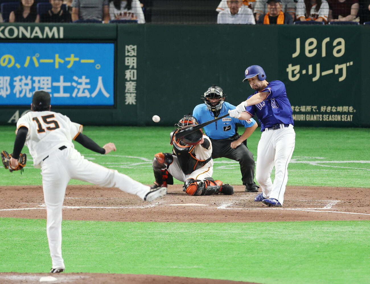 巨人対中日　8回表中日2死満塁、逆転の2点適時打を放つ阿部寿樹。投手は大勢（撮影・増田悦実）