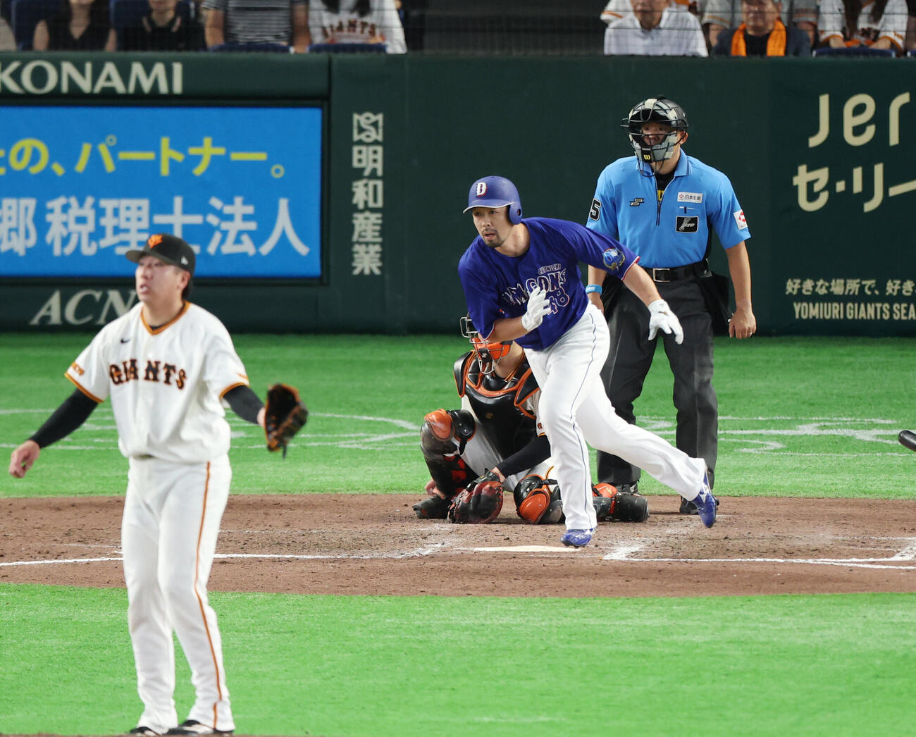 巨人対中日　8回表中日2死満塁、適時打を放つ阿部寿樹。投手は大勢（撮影・増田悦実）