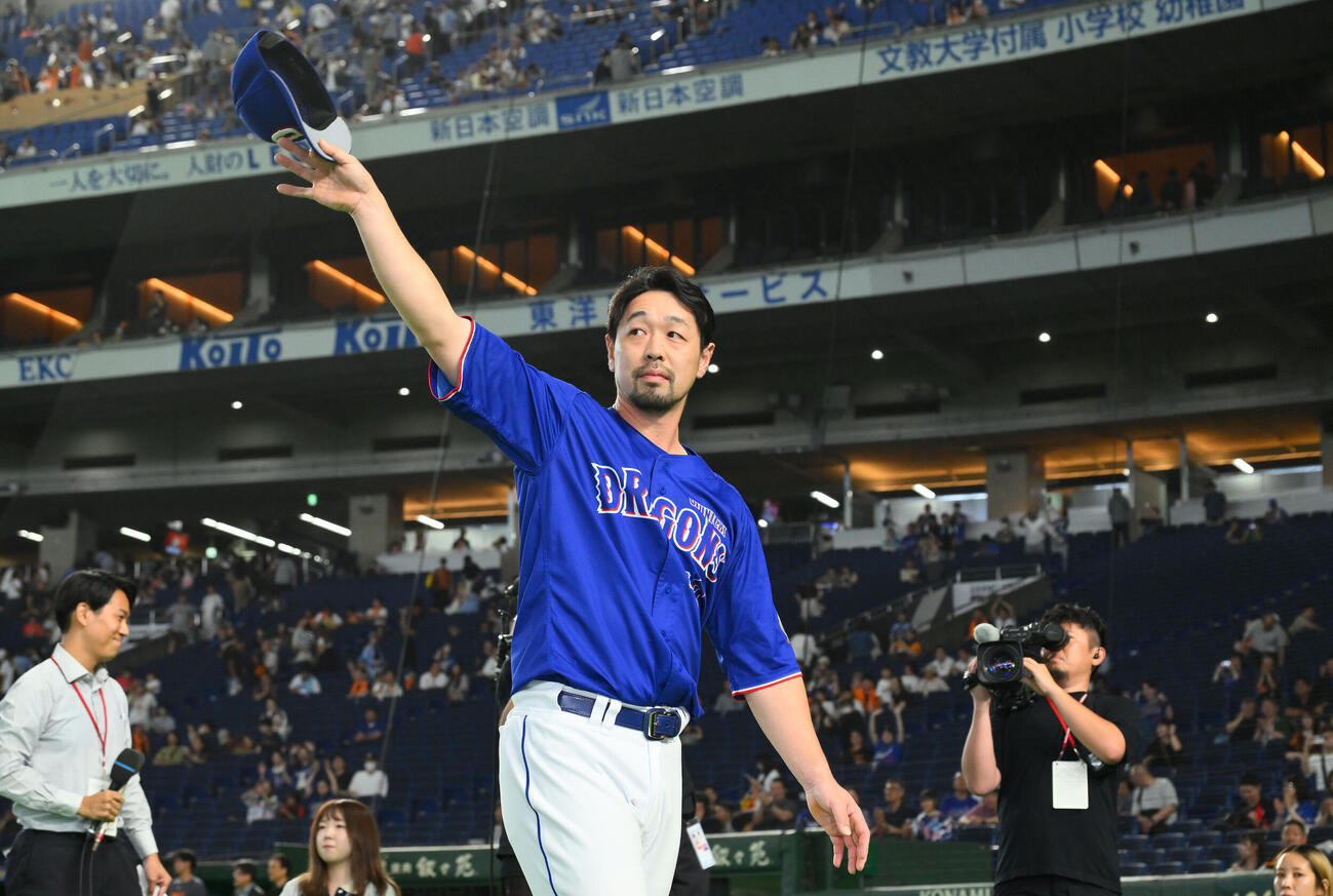 巨人対中日　ヒーローインタビューを終えファンの祝福に応じる中日阿部寿樹（撮影・滝沢徹郎）