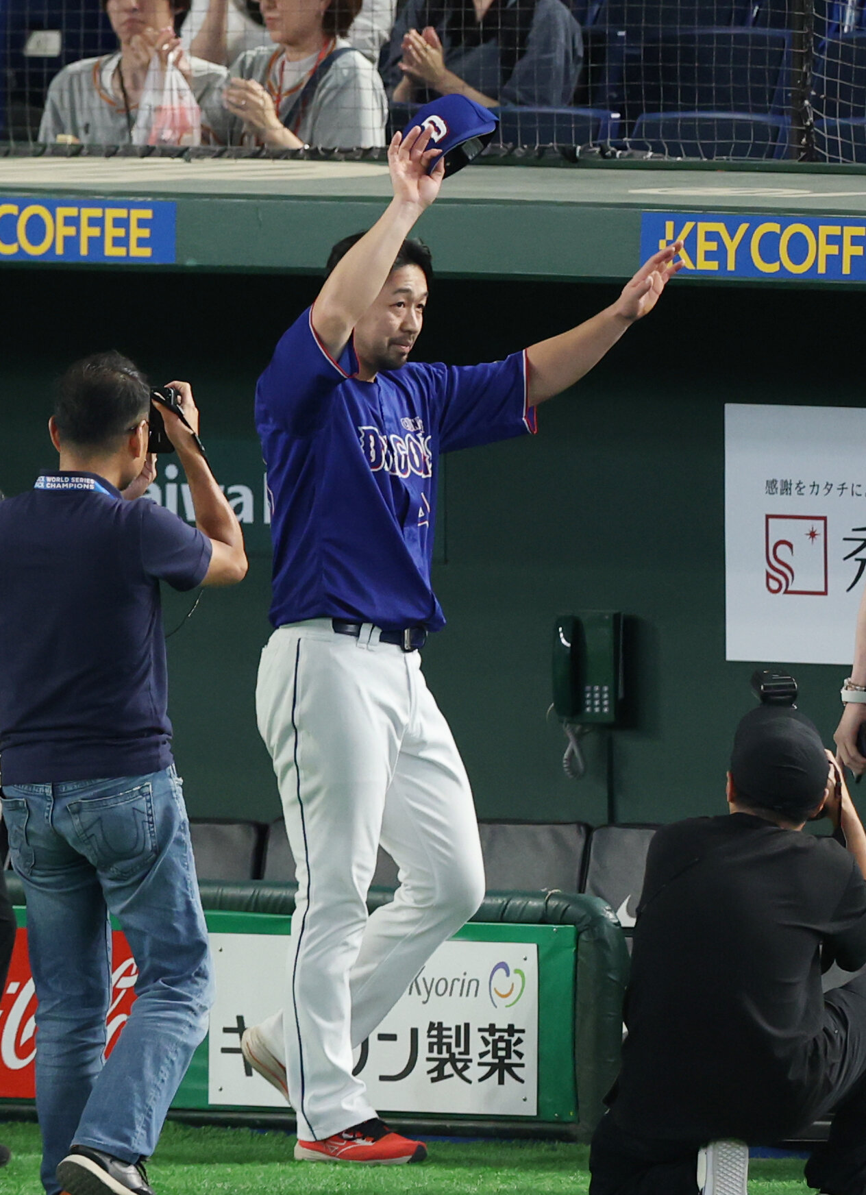 巨人対中日　スタンドに手を振りながら引き揚げる中日阿部寿樹（撮影・増田悦実）