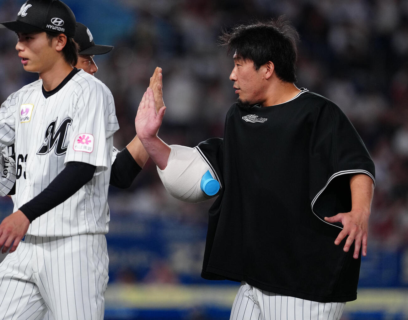 ロッテ対楽天　勝利投手のロッテ八木彬（右）はサブロー監督とタッチを交わす（撮影・鈴木みどり）