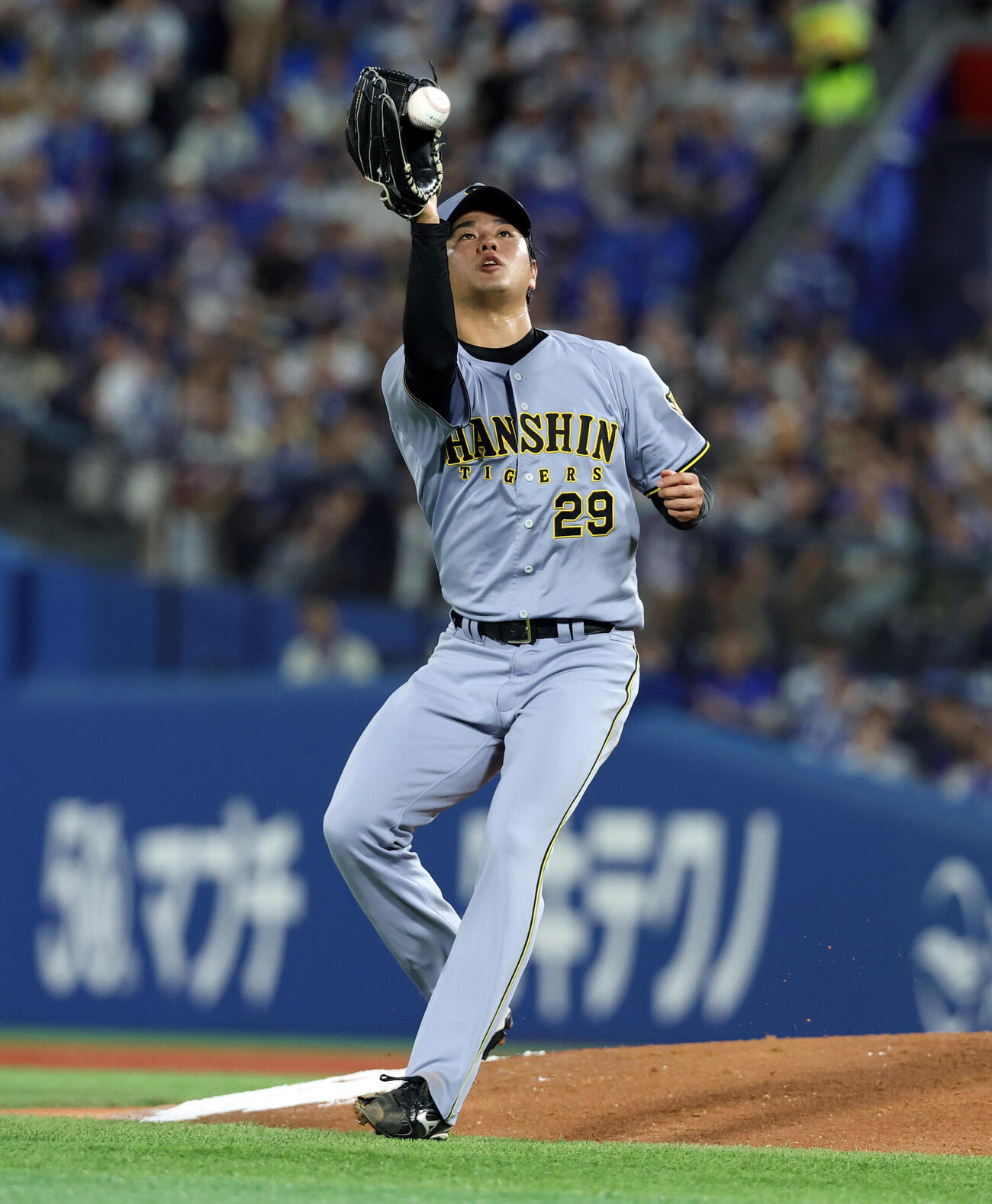 DeNA対阪神　4回裏DeNA1死、度会隆輝の打球を捕球し投手ゴロにする高橋遥人（撮影・浅見桂子）