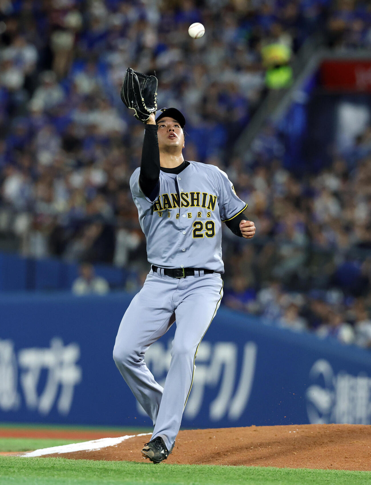 DeNA対阪神　4回裏DeNA1死、度会隆輝の打球を捕球し投手ゴロにする高橋遥人（撮影・浅見桂子）