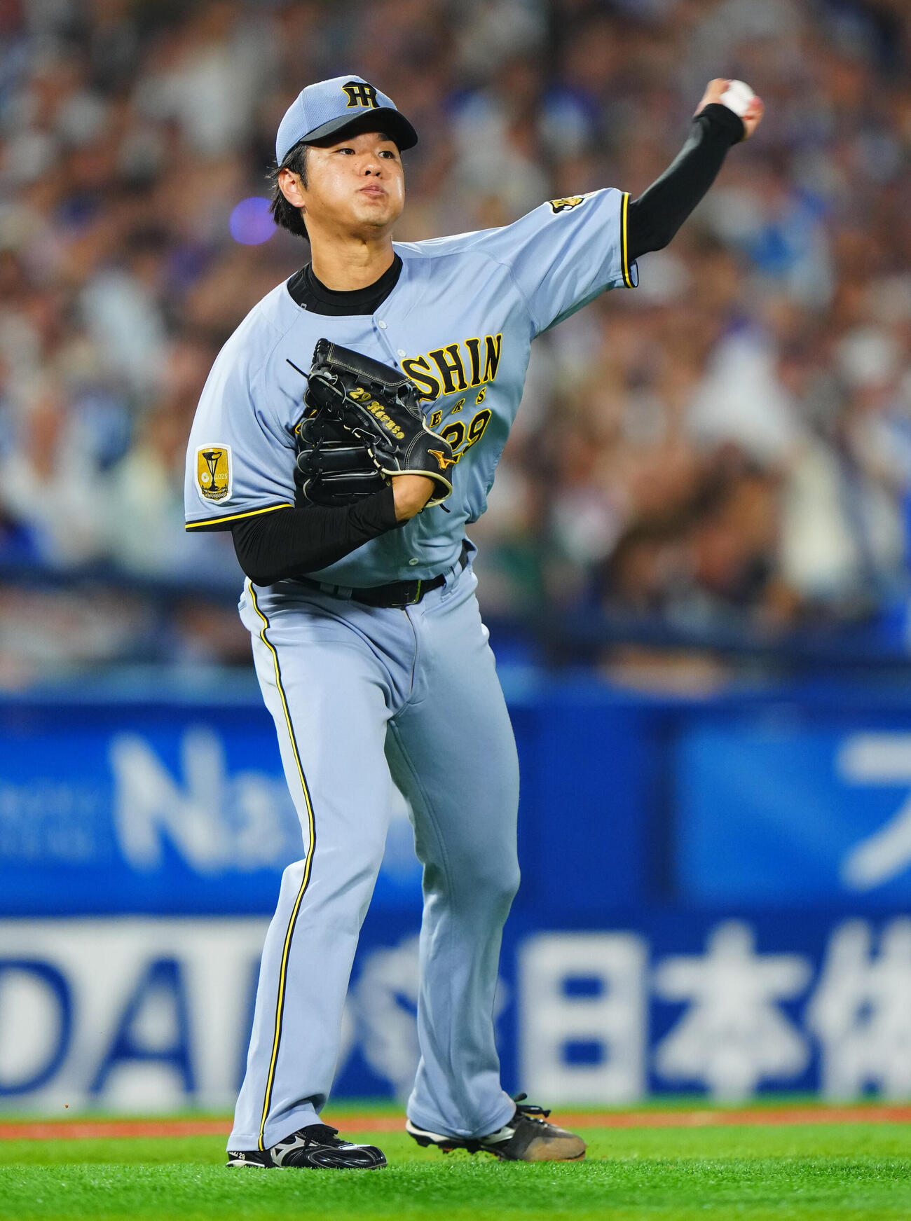 DeNA対阪神　3回裏DeNA1死、勝又温史（左）の投ゴロをさばく高橋遥人（撮影・垰建太）