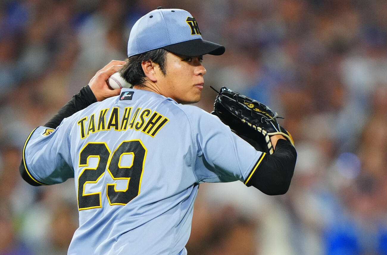 DeNA対阪神　3回裏DeNA1死、勝又温史（左）の投ゴロをさばく高橋遥人（撮影・垰建太）