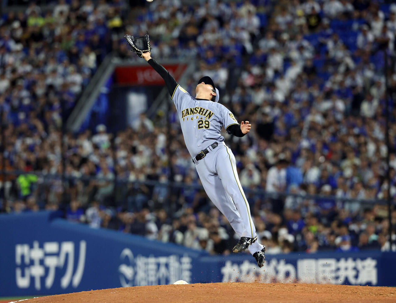 DeNA対阪神　6回裏DeNA無死、勝又温史の打球に飛びつく高橋遥人（撮影・浅見桂子）