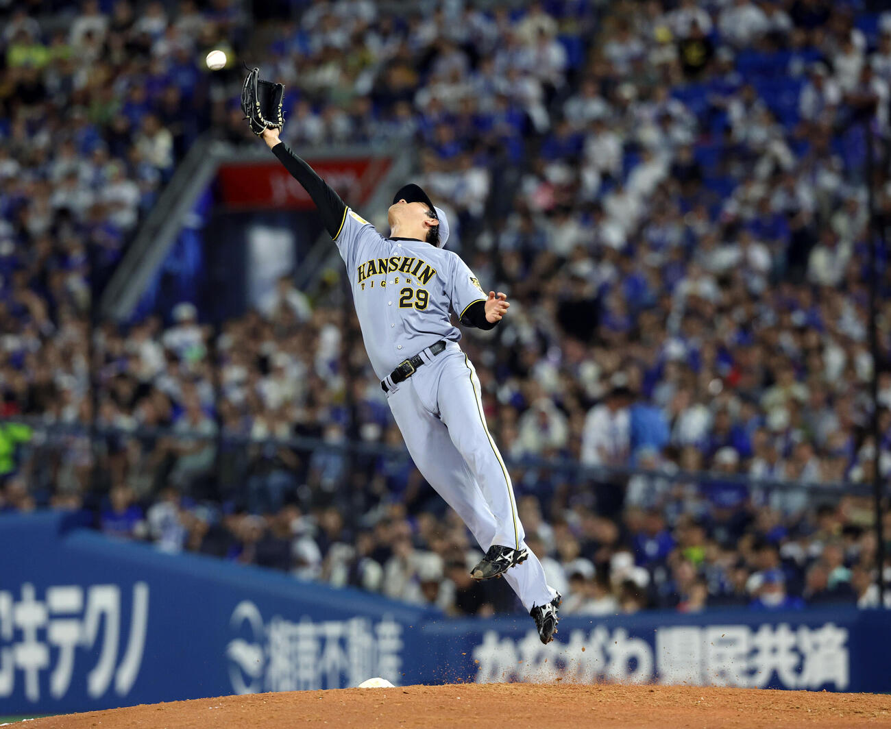 DeNA対阪神　6回裏DeNA無死、勝又温史の打球に飛びつく高橋遥人（撮影・浅見桂子）