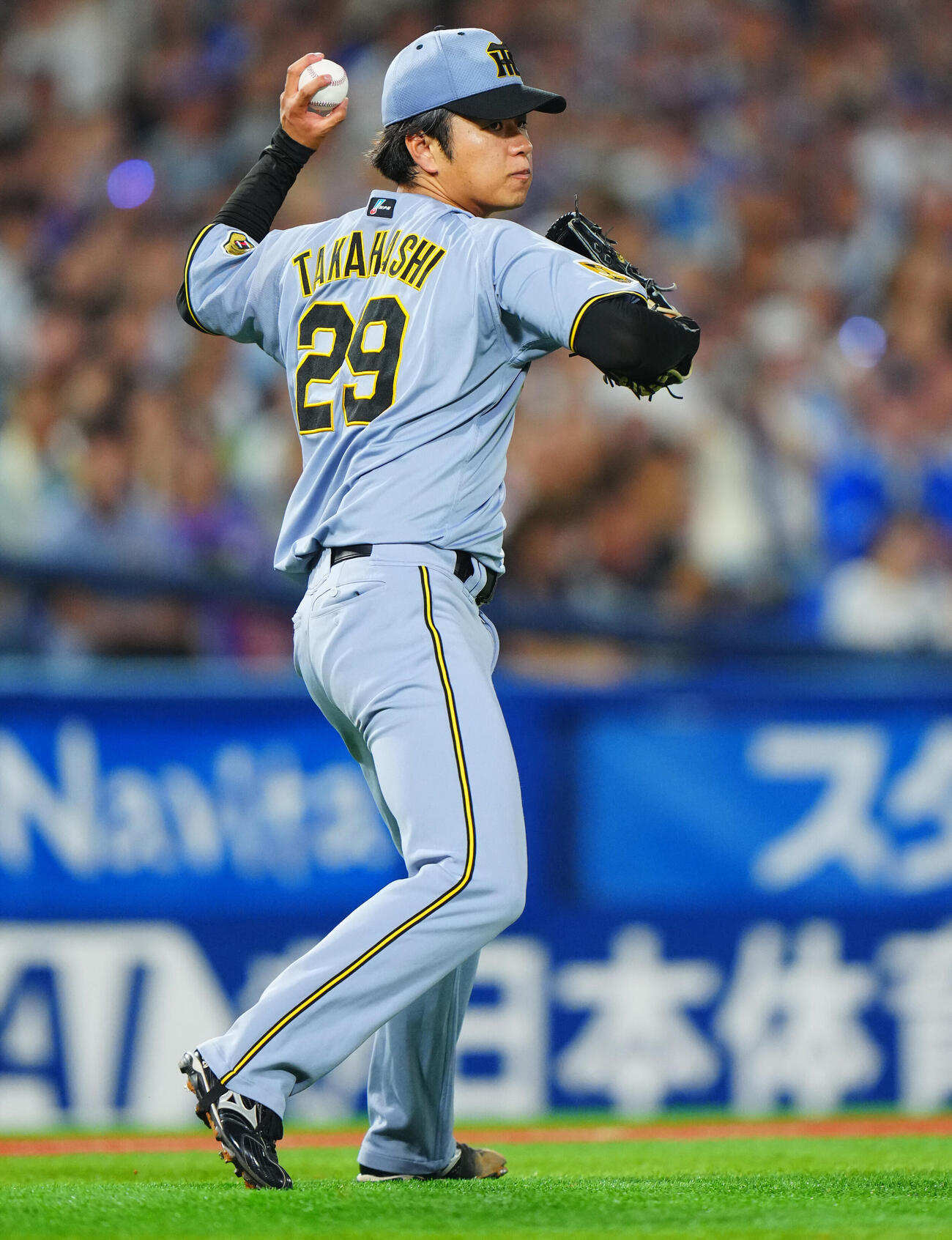 DeNA対阪神　3回裏DeNA1死、勝又温史（左）の投ゴロをさばく高橋遥人（撮影・垰建太）