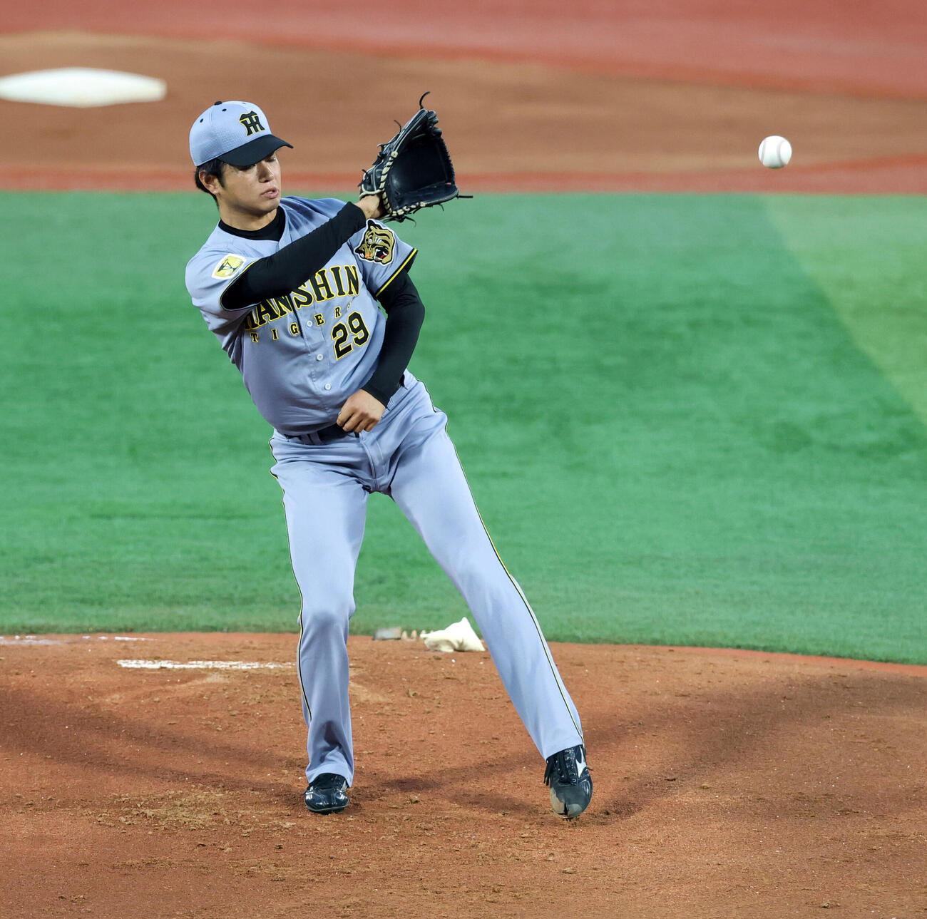 DeNA対阪神　1回裏DeNA無死、勝又温史の打球に反応する高橋遥人（撮影・浅見桂子）