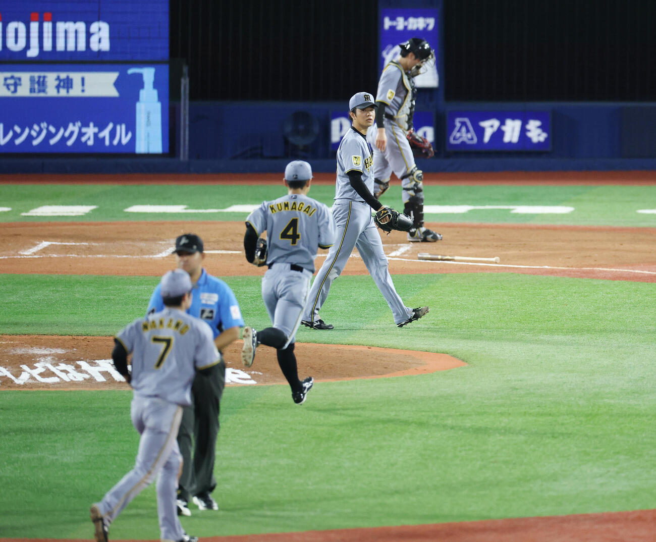DeNA対阪神　6回裏DeNA1死一、三塁、宮崎敏郎を遊併殺打にした高橋遥人（撮影・宮地輝）