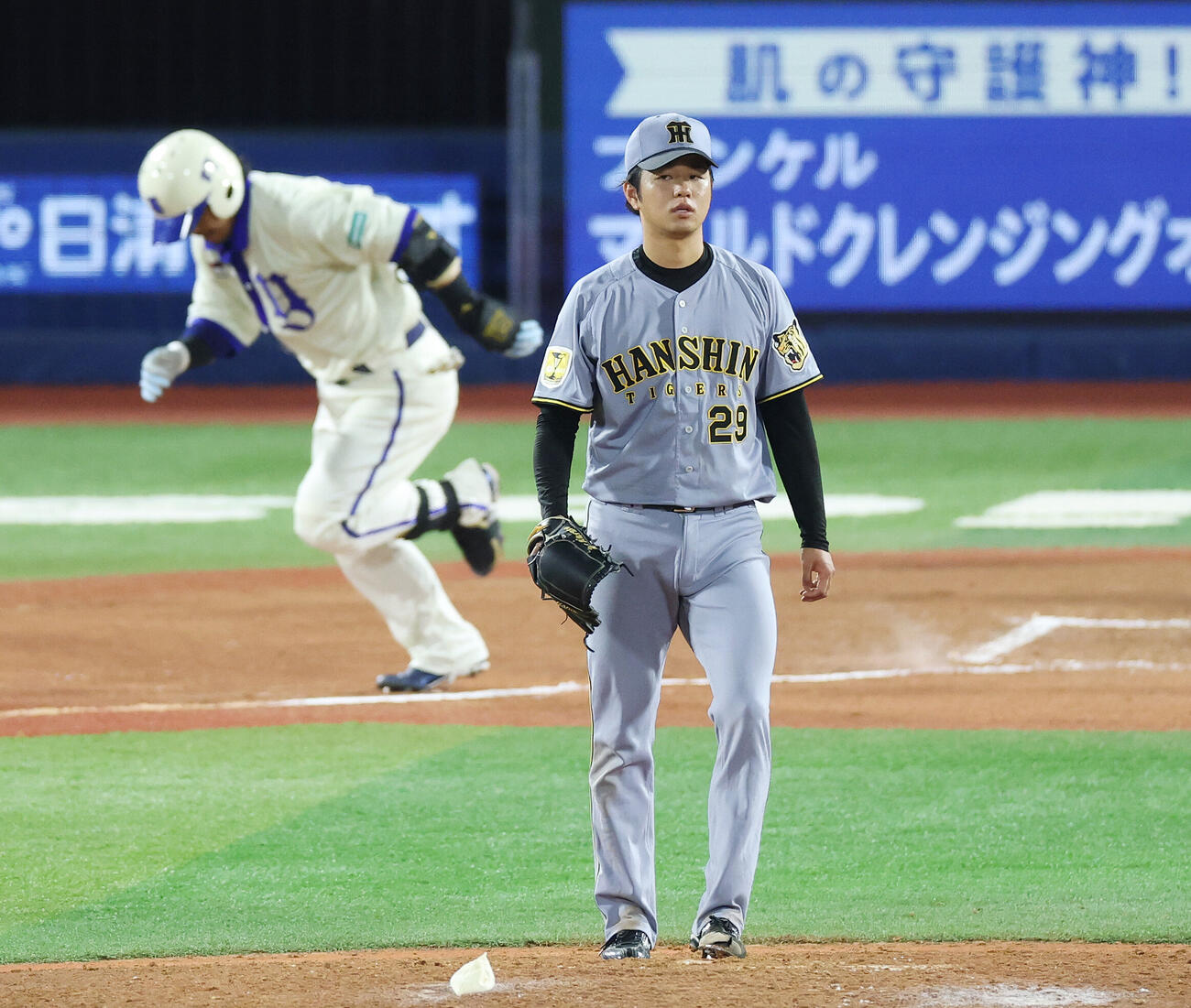 DeNA対阪神　6回裏DeNA1死一、三塁、宮崎敏郎を遊併殺打にする高橋遥人（撮影・宮地輝）