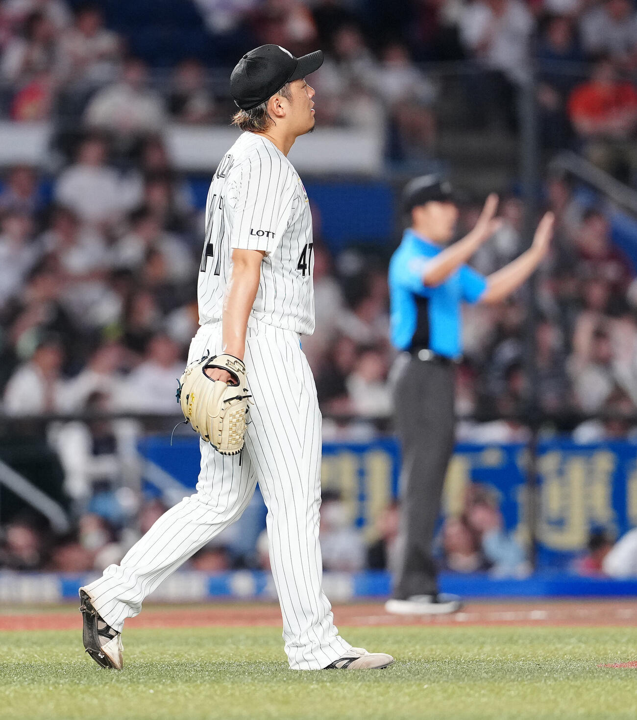 ロッテ対楽天　8回表楽天2死一、二塁、浅村栄斗に2点適時二塁打を浴び、ぼうぜんとする鈴木昭汰（撮影・鈴木みどり）