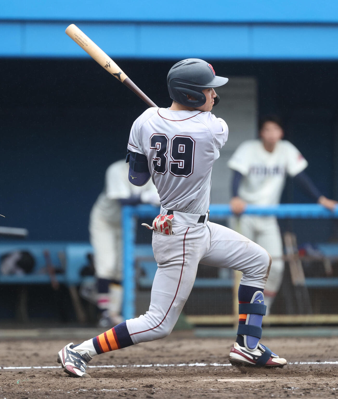 5回裏B組無死一塁、立命大・西野啓也は左前安打を放つ（撮影・柴田隆二）