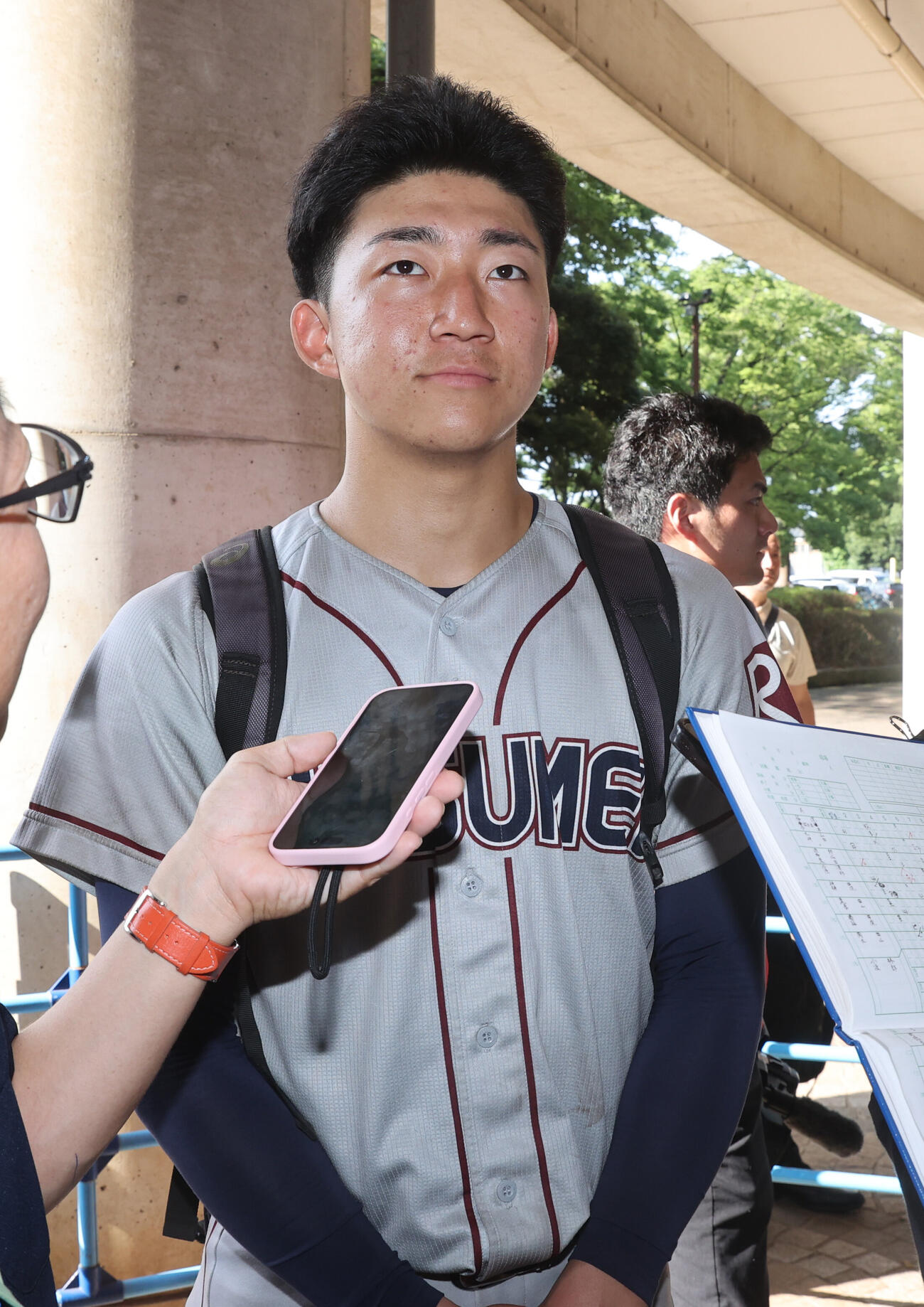 試合後、記者の質問に答える立命大・西野啓也（撮影・柴田隆二）