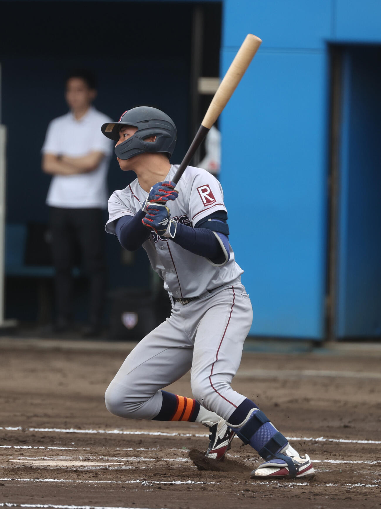 1回裏B組2死、立命大・西野啓也は中前安打を放つ（撮影・柴田隆二）