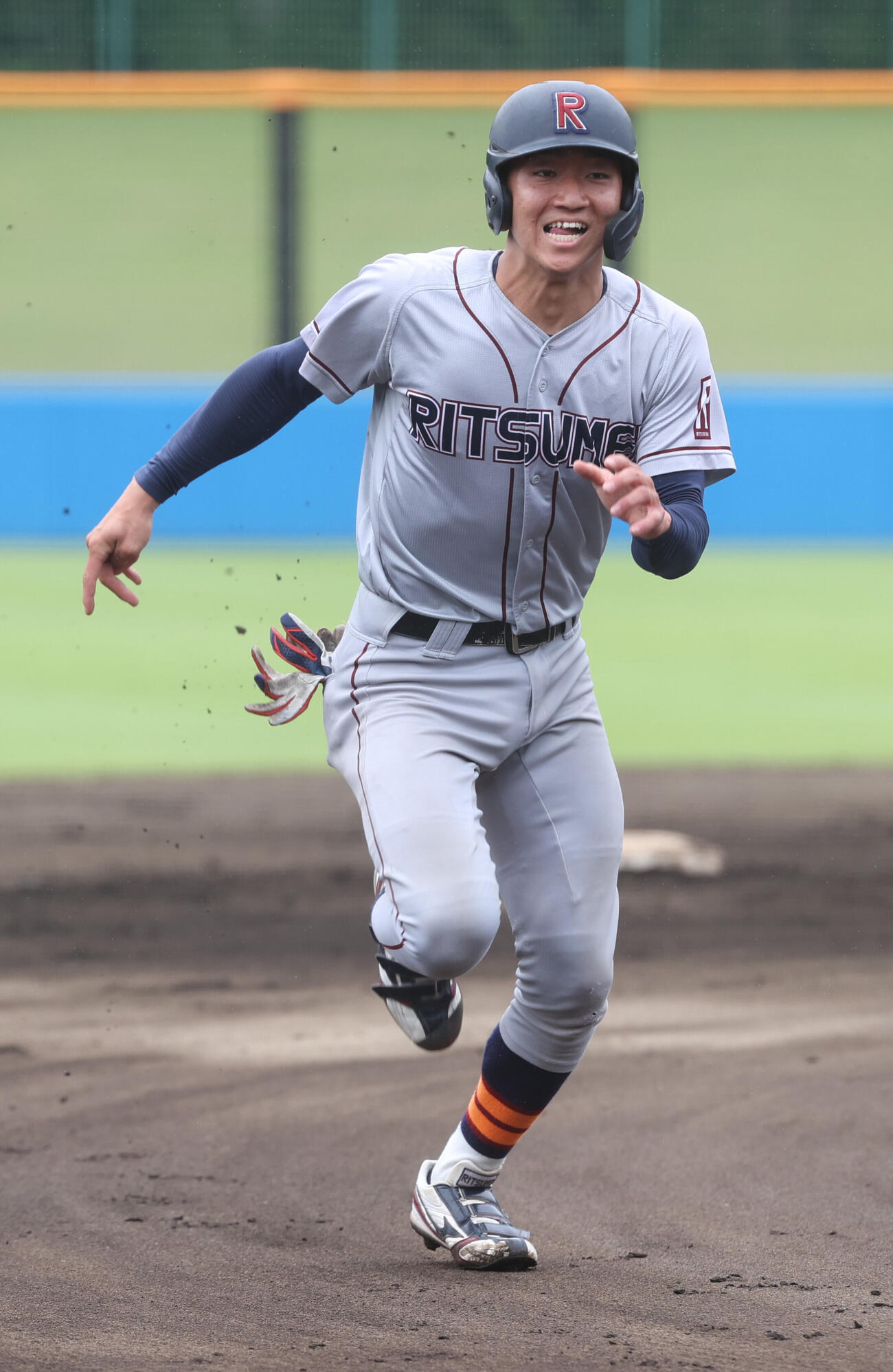1回裏B組2死一塁、法大・井上和輝の右前安打で一塁走者の立命大・西野啓也は三塁を陥れる（撮影・柴田隆二）