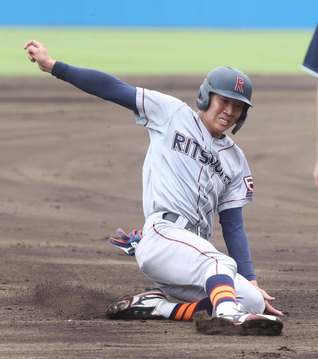 1回裏B組2死一塁、法大・井上和輝の右前安打で一塁走者の立命大・西野啓也は三塁を陥れる（撮影・柴田隆二）