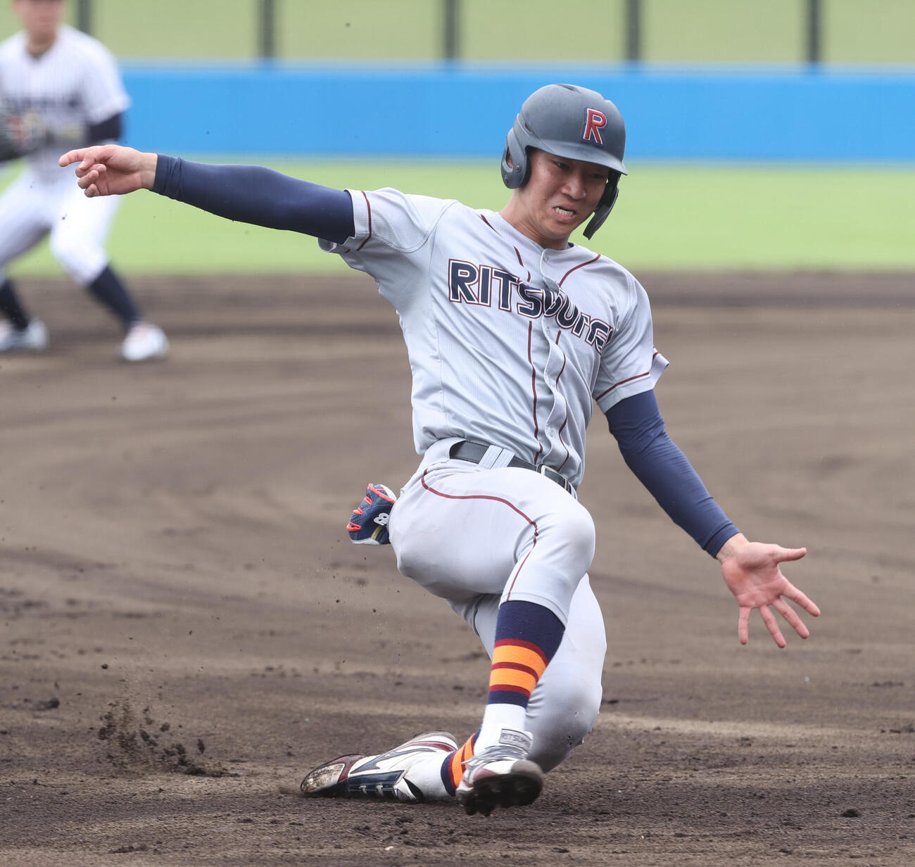 1回裏B組2死一塁、法大・井上和輝の右前安打で一塁走者の立命大・西野啓也は三塁を陥れる（撮影・柴田隆二）