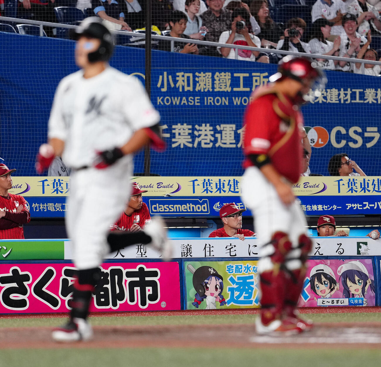 ロッテ対楽天　8回裏ロッテ無死一塁、山口航輝に2点本塁打を浴び、ぼうぜんとする吉井理人監督（中央）（撮影・鈴木みどり）