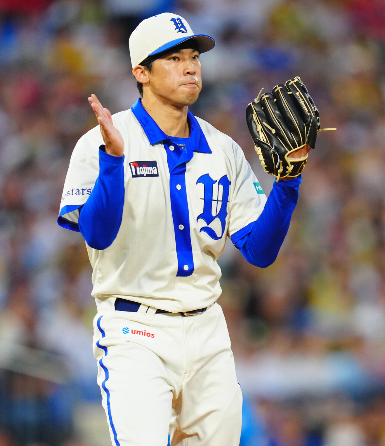 DeNA対阪神　1回表阪神2死一、三塁、大山悠輔を見逃しの三振に仕留めグラブをたたくDeNA先発の尾形崇斗（撮影・垰建太）