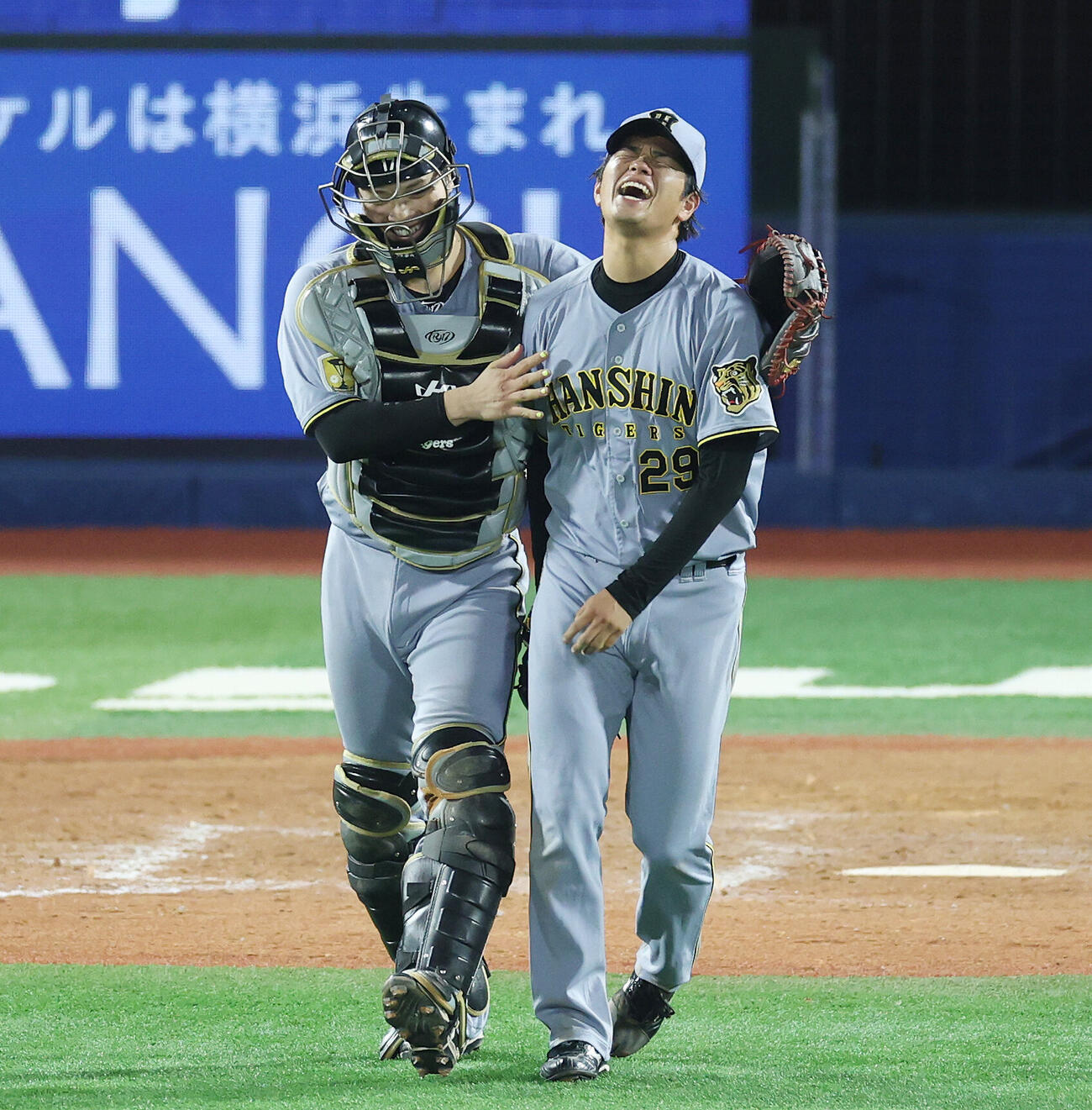 DeNA対阪神　完投勝利し阪神伏見寅威（左）と喜ぶ高橋遥人（撮影・宮地輝）