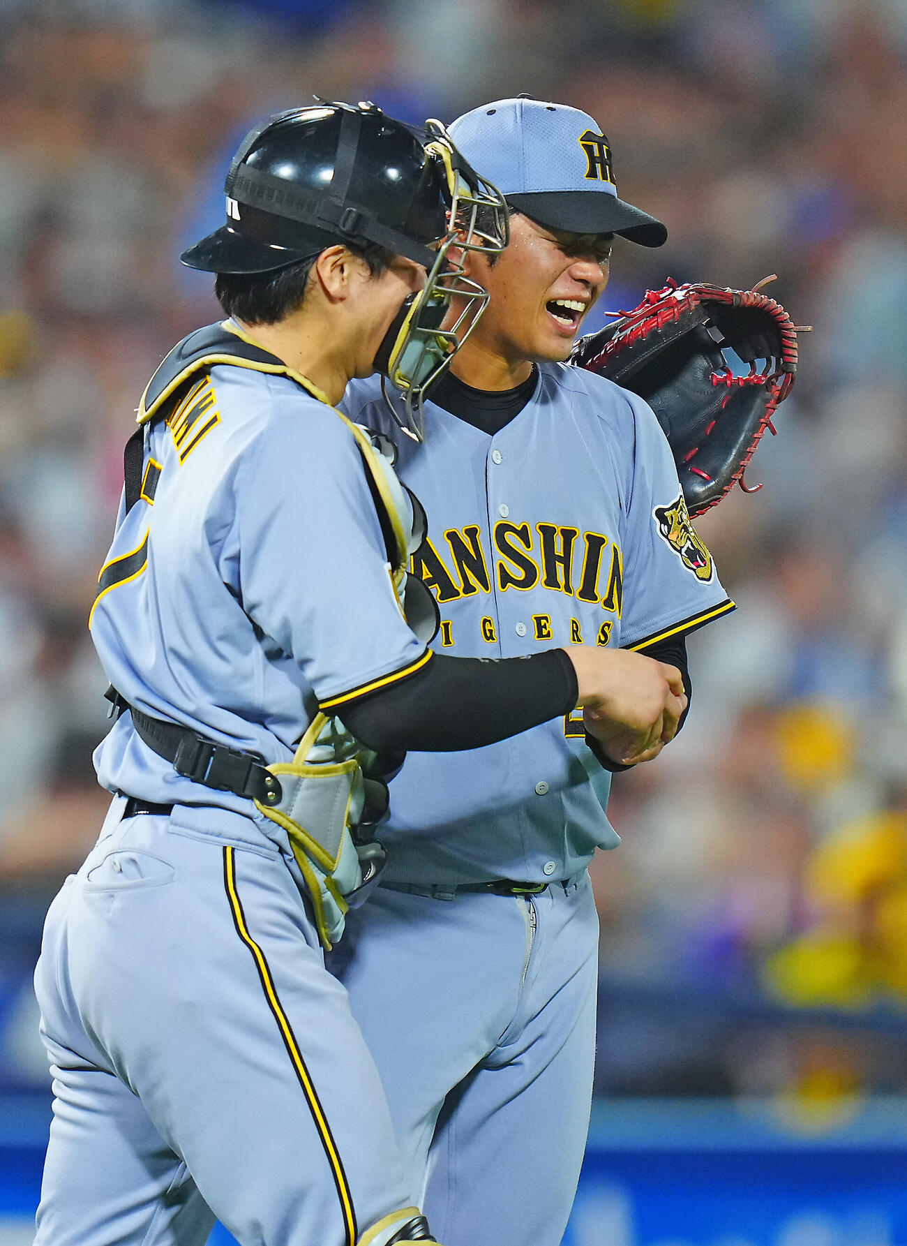 DeNA対阪神　DeNAに完投勝利の阪神先発の高橋遥人（右）は伏見寅威と健闘をたたえ合う（撮影・垰建太）