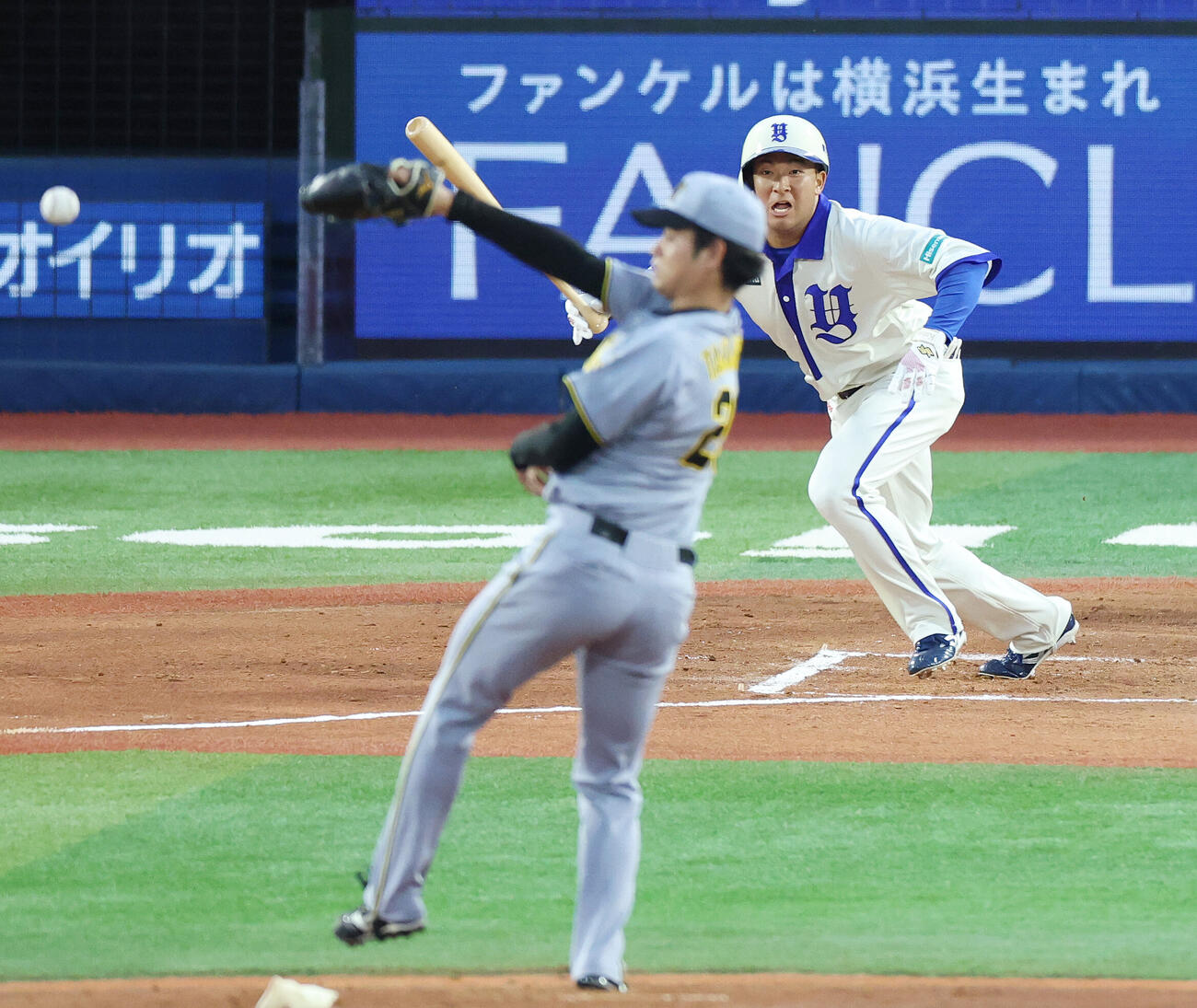 DeNA対阪神　1回裏DeNA無死、二塁内野安打を放つ勝又温史。投手高橋遥人（撮影・宮地輝）