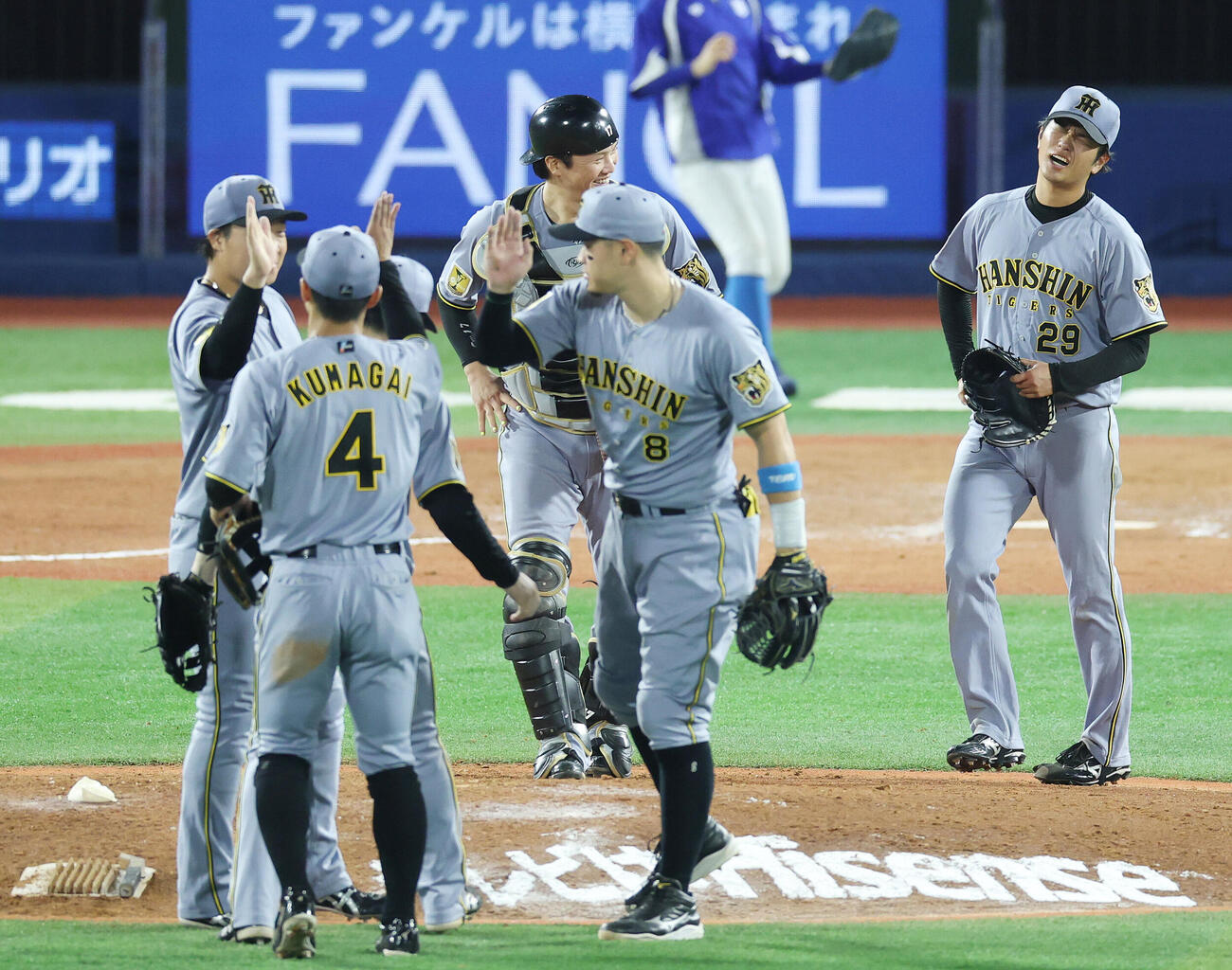 DeNA対阪神　完投勝利した阪神高橋遥人（右）（撮影・宮地輝）