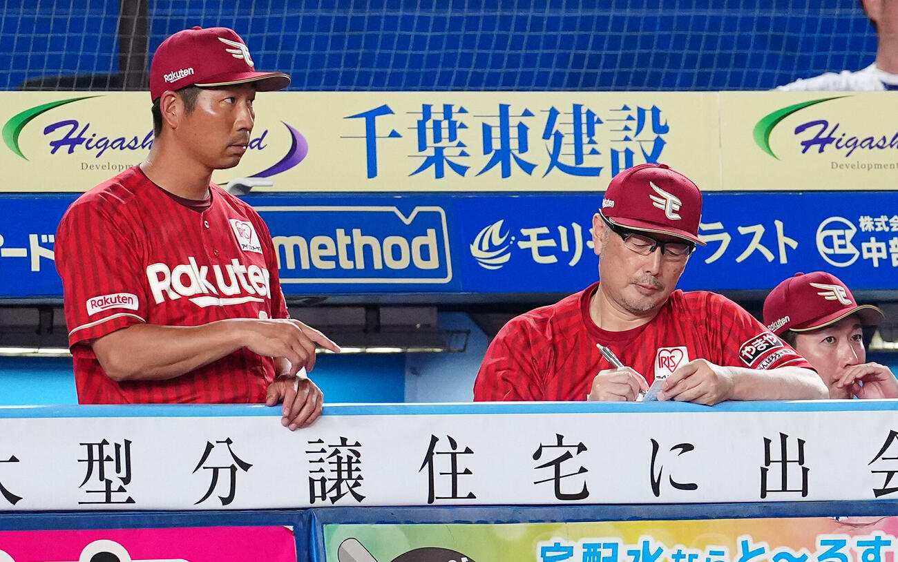 ロッテ対楽天　ベンチでメモを取る楽天吉井理人監督（中央）（撮影・鈴木みどり）