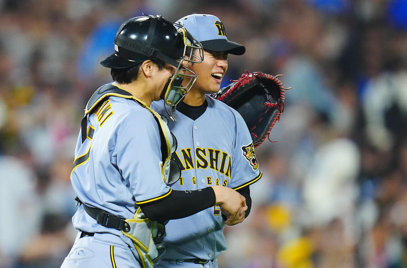 DeNA対阪神　DeNAに完投勝利の阪神先発の高橋遥人（右）は伏見寅威と健闘をたたえ合う（撮影・垰建太）