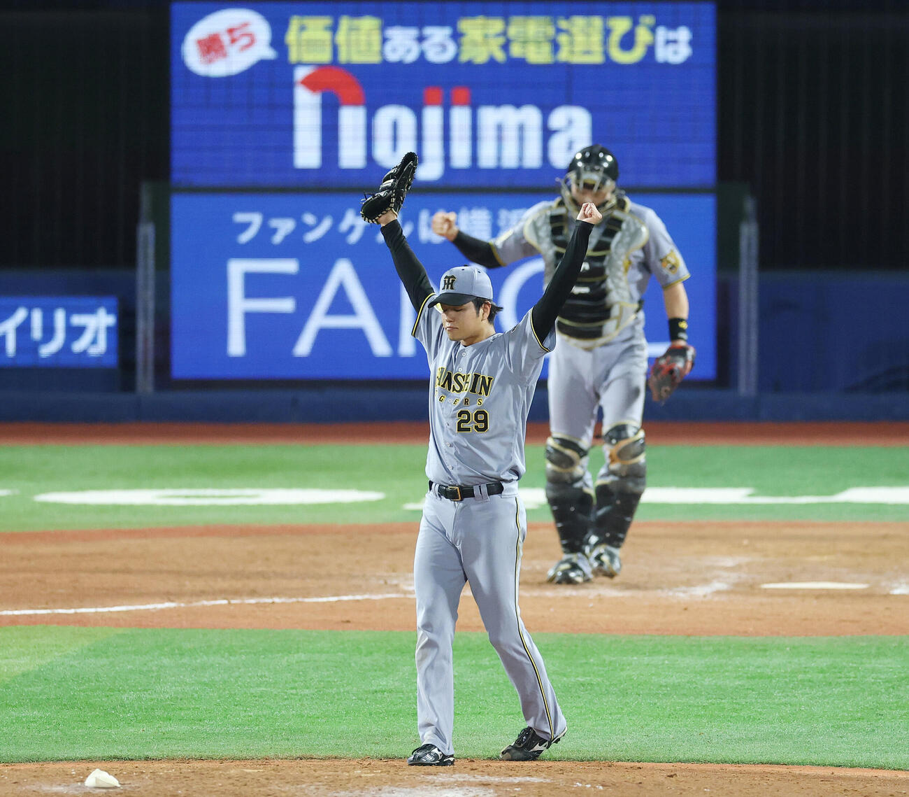 DeNA対阪神　完投勝利しガッツポーズする阪神高橋遥人（撮影・宮地輝）
