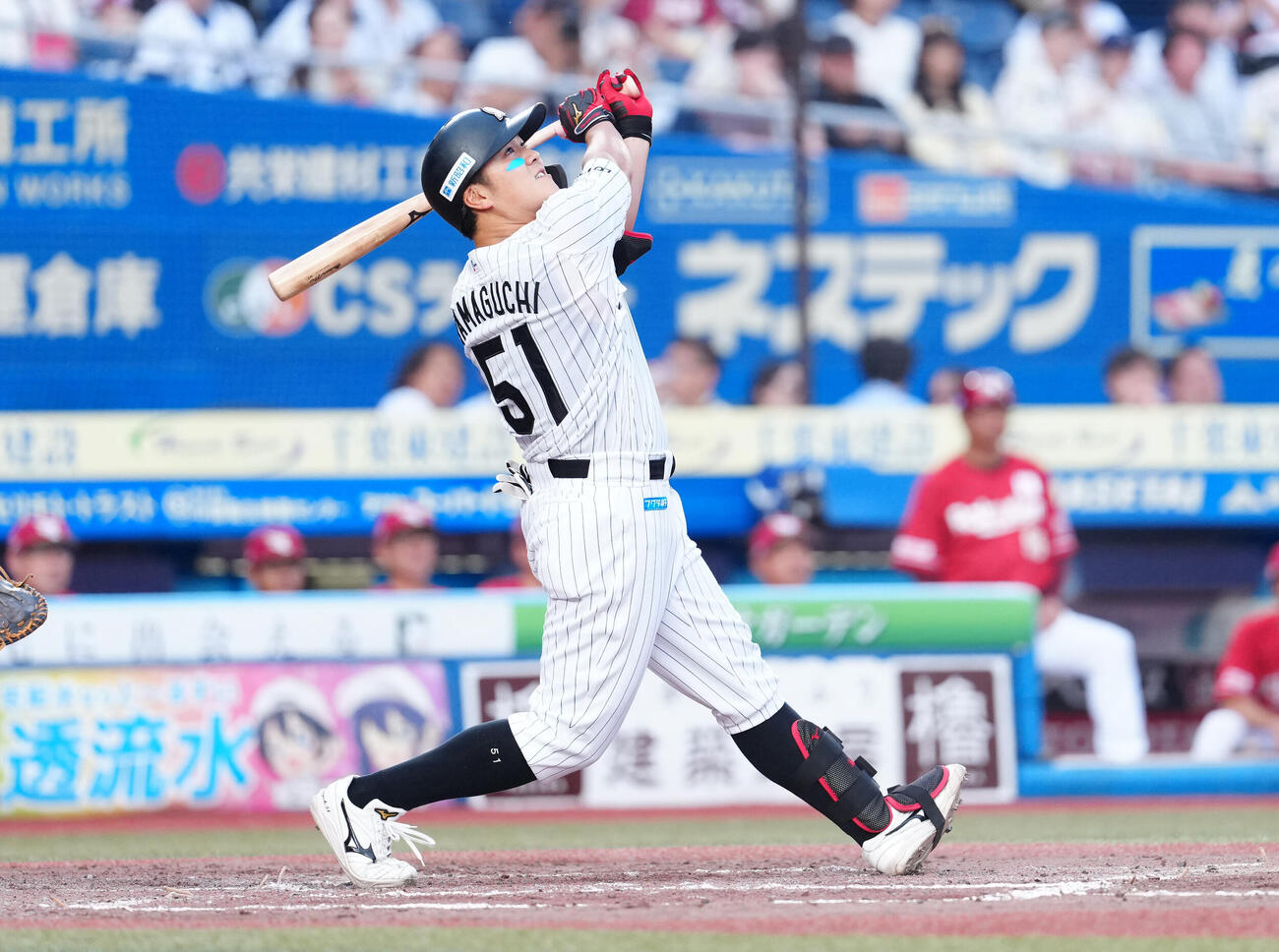 ロッテ対楽天　3回裏ロッテ1死一、三塁、右犠飛を放つ山口航輝（撮影・鈴木みどり）