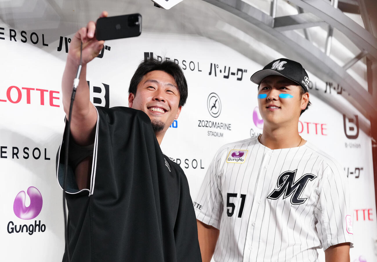 ロッテ対楽天　ヒーローインタビューを終え自撮りするロッテ山口航輝（右）と八木彬（撮影・鈴木みどり）