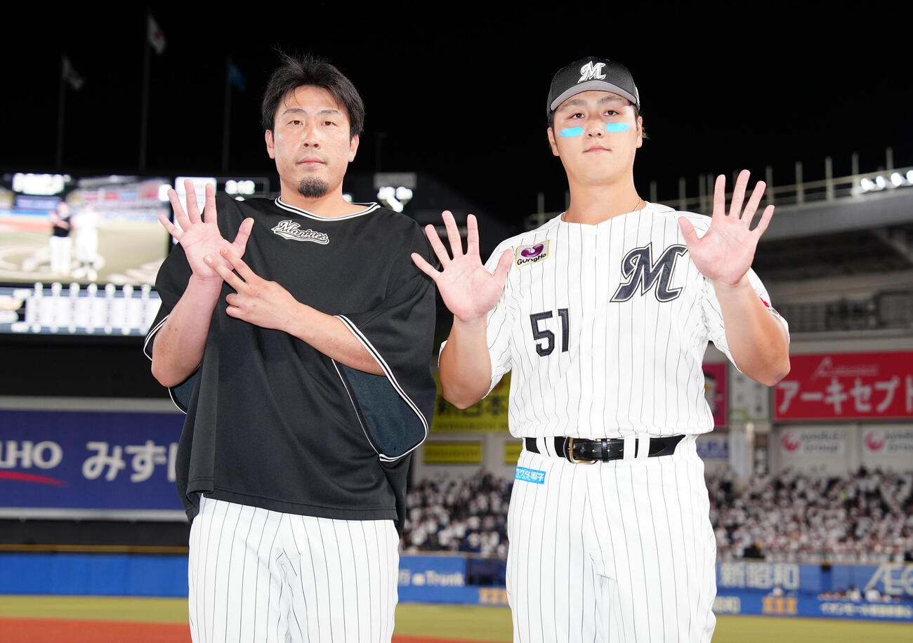 ロッテ対楽天　ヒーローインタビューを終え、記念撮影に納まるロッテ八木彬（左）と山口航輝（撮影・鈴木みどり）
