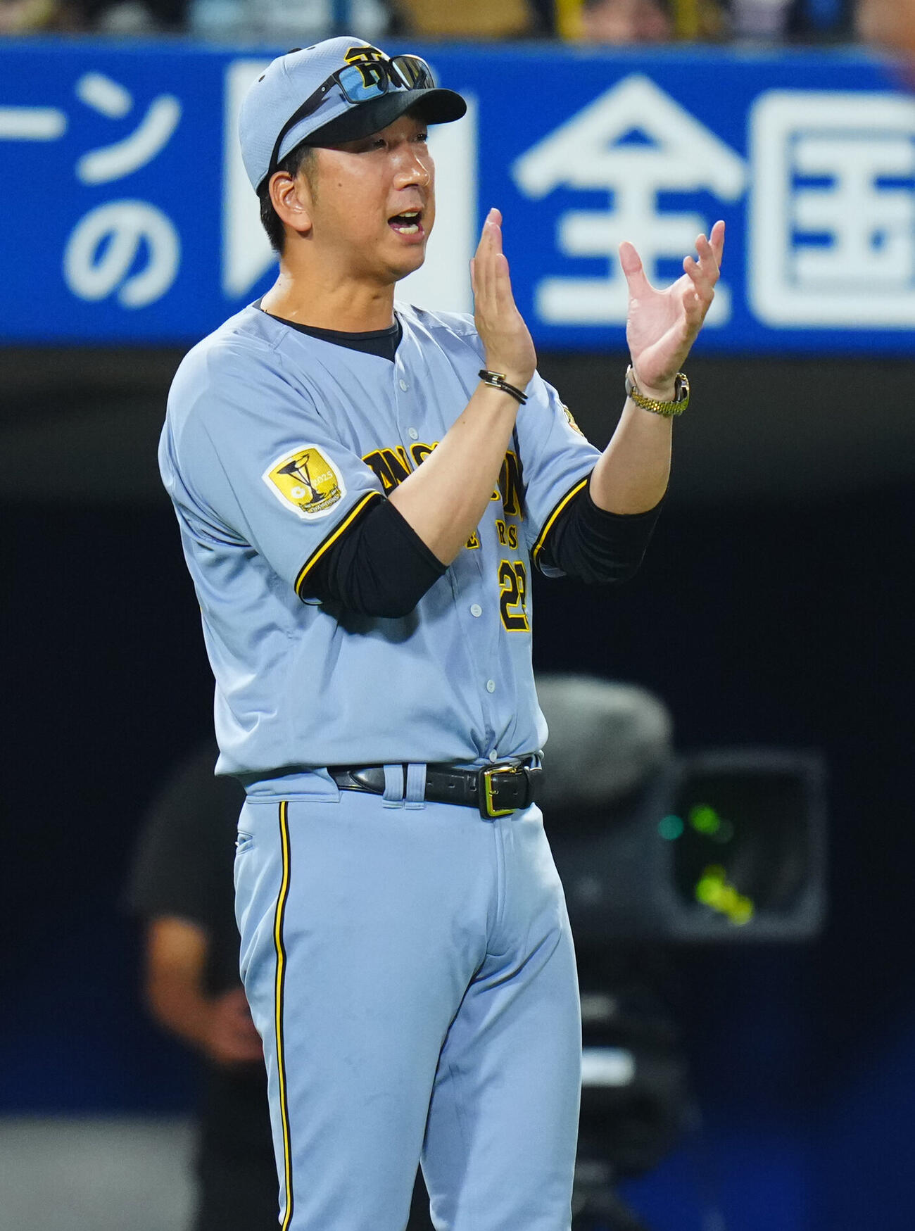 DeNA対阪神　DeNAに勝利し手をたたきナインを出迎える阪神藤川球児監督（撮影・垰建太）