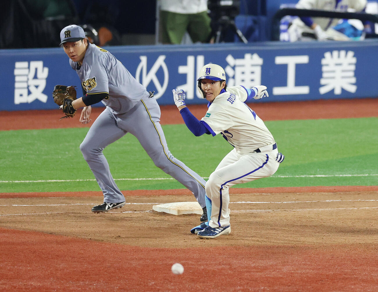 DeNA対阪神　7回裏DeNA無死塁、左前打を放った度会隆輝は福島圭音の悪送球の間に二塁に進む（撮影・宮地輝）