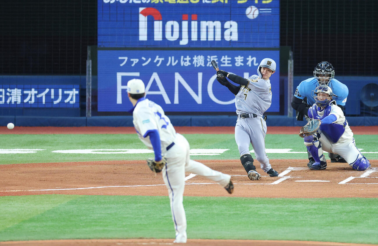 DeNA対阪神　1回表阪神1死、右前打を放つ中野拓夢。投手尾形崇斗（撮影・宮地輝）