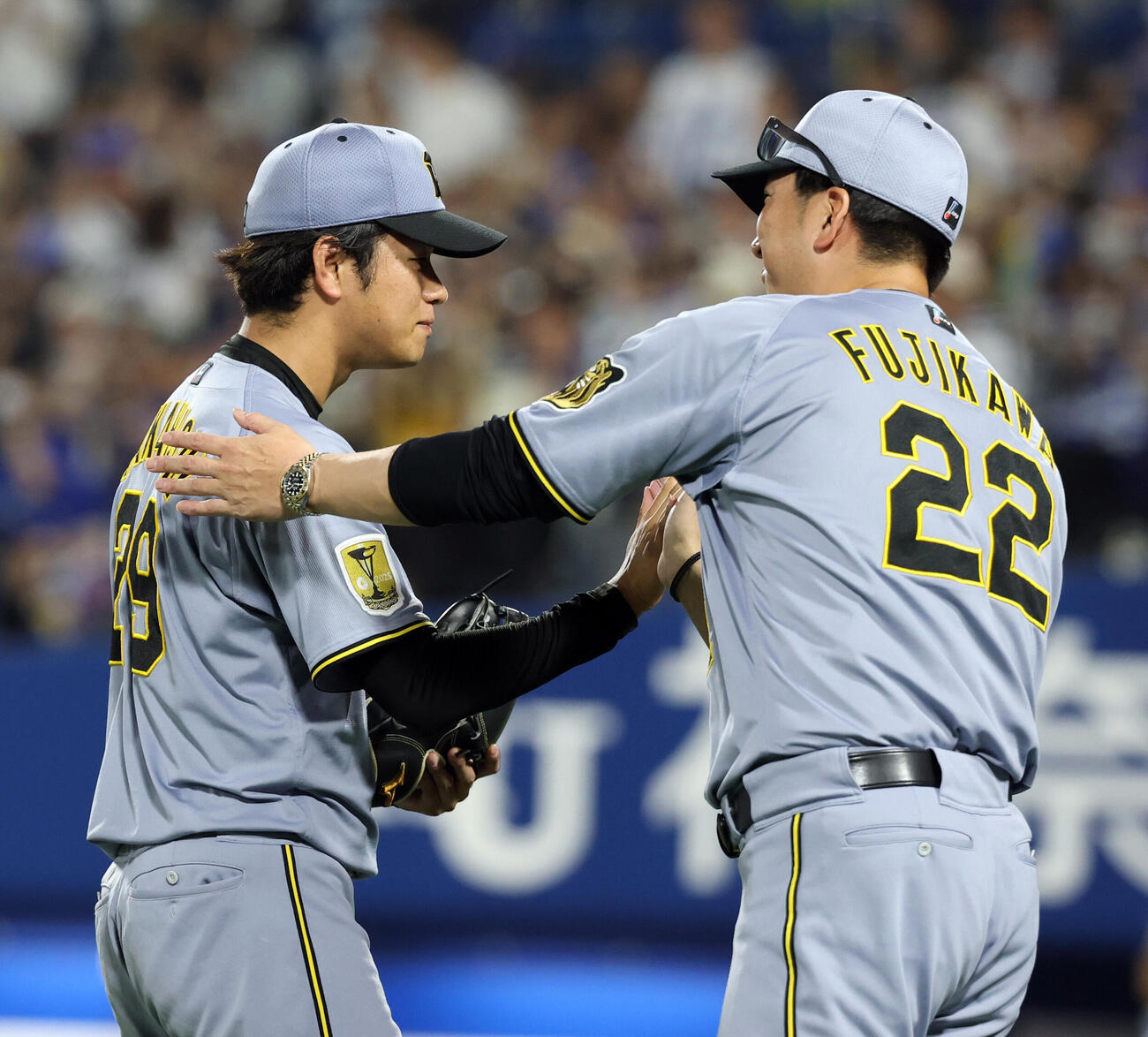 DeNA対阪神　9回裏DeNAの攻撃を抑えて完投勝利で9勝目を飾った高橋遥人（左）は藤川球児監督とハイタッチ（撮影・浅見桂子）