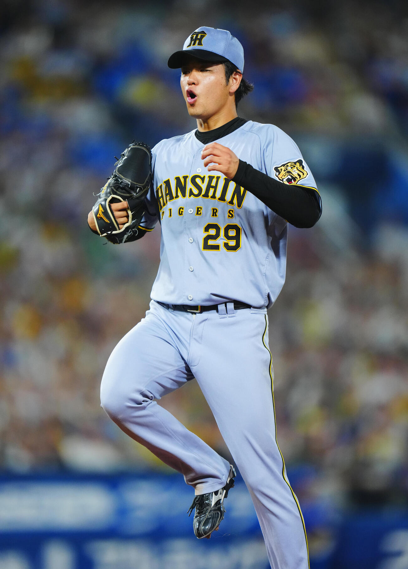 DeNA対阪神　8回裏DeNA2死、佐野恵太の二ゴロを中野拓夢が好守でさばき思わず跳び上がる高橋遥人（撮影・垰建太）