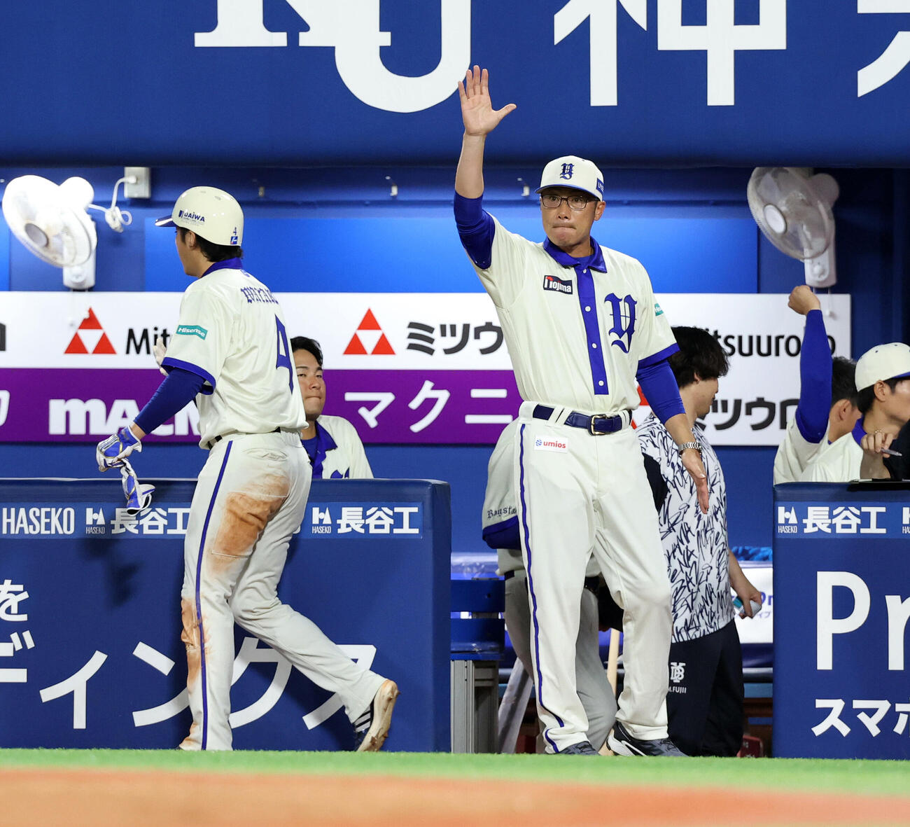 DeNA対阪神　7回裏DeNA1死一、三塁、宮下朝陽のゴロで1点を返した場面で、代打を出す相川亮二監督、（撮影・浅見桂子）